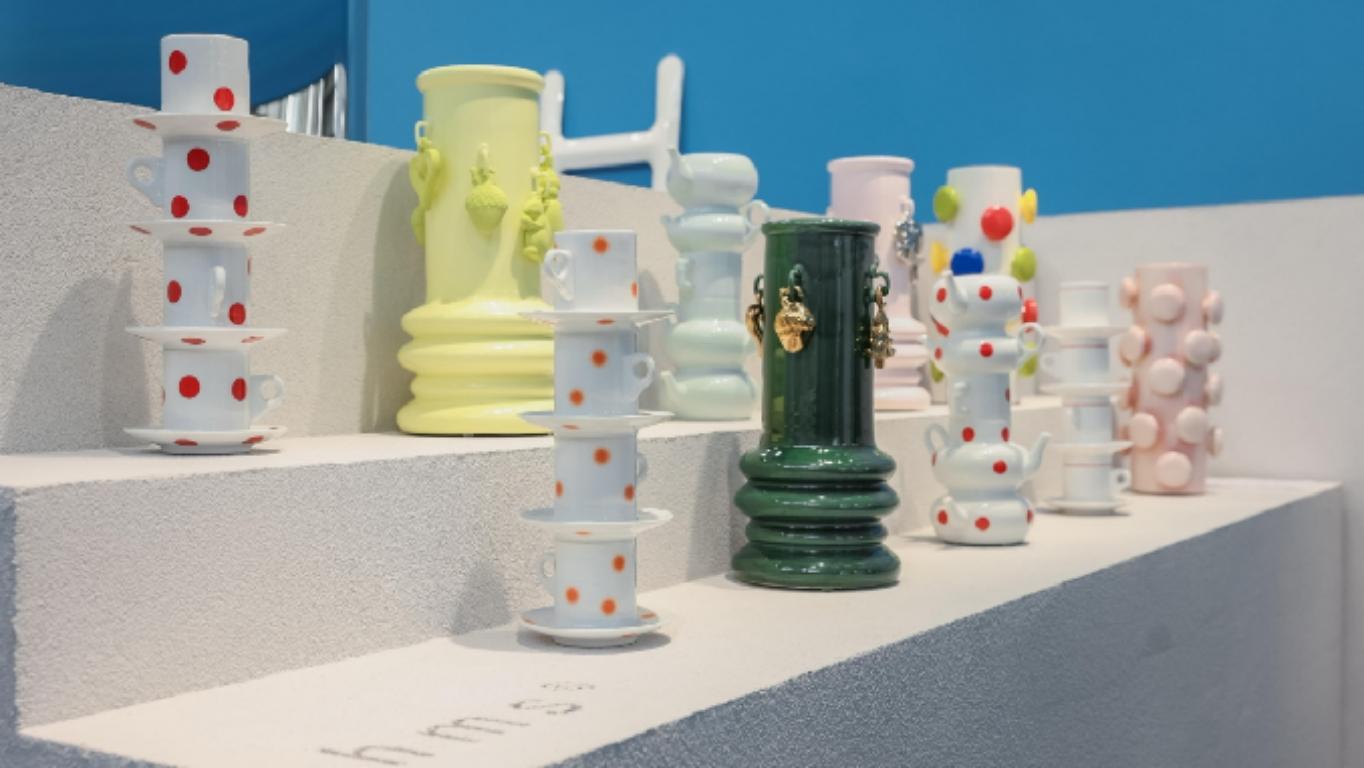 Vase en céramique à boules de couleur blanche Quantum étincelante de Hua Wang Neuf - En vente à Beverly Hills, CA