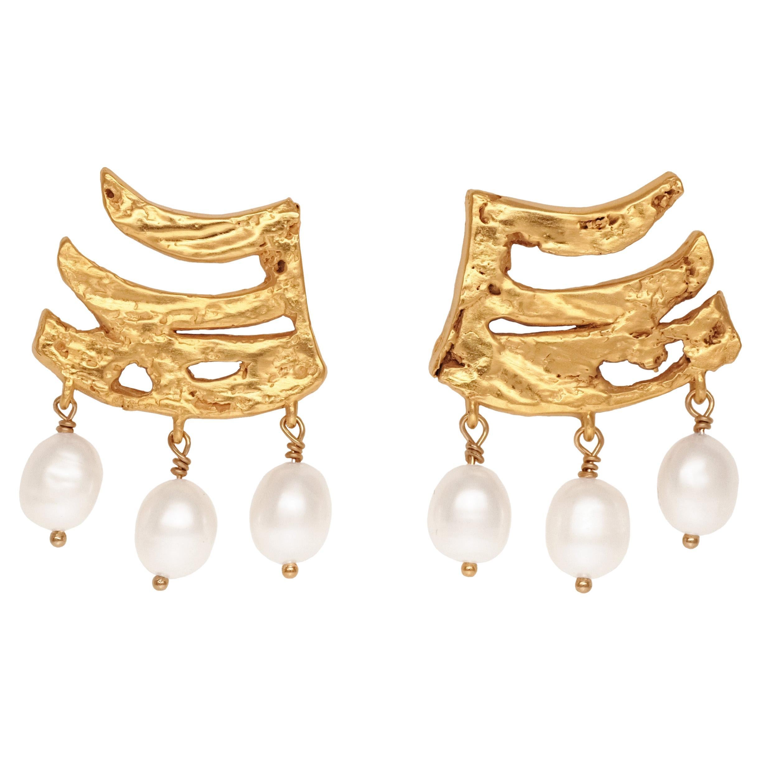 Eternal Luck Earrings in Gold with Freshwater Pearls For Sale