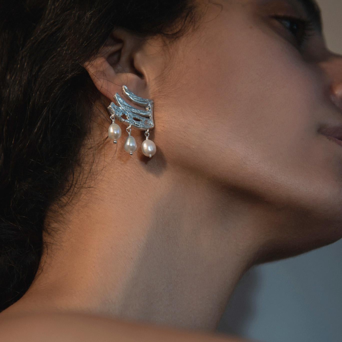 Die Eternal Luck Earrings sind eine Trove antiker Eleganz, inspiriert von den Gefäßen aus Anatoliens längst vergessener Vergangenheit. Die Fragmente einer Zeit, die tief im Boden vergraben ist, erzählen mit ihrer strukturierten Oberfläche