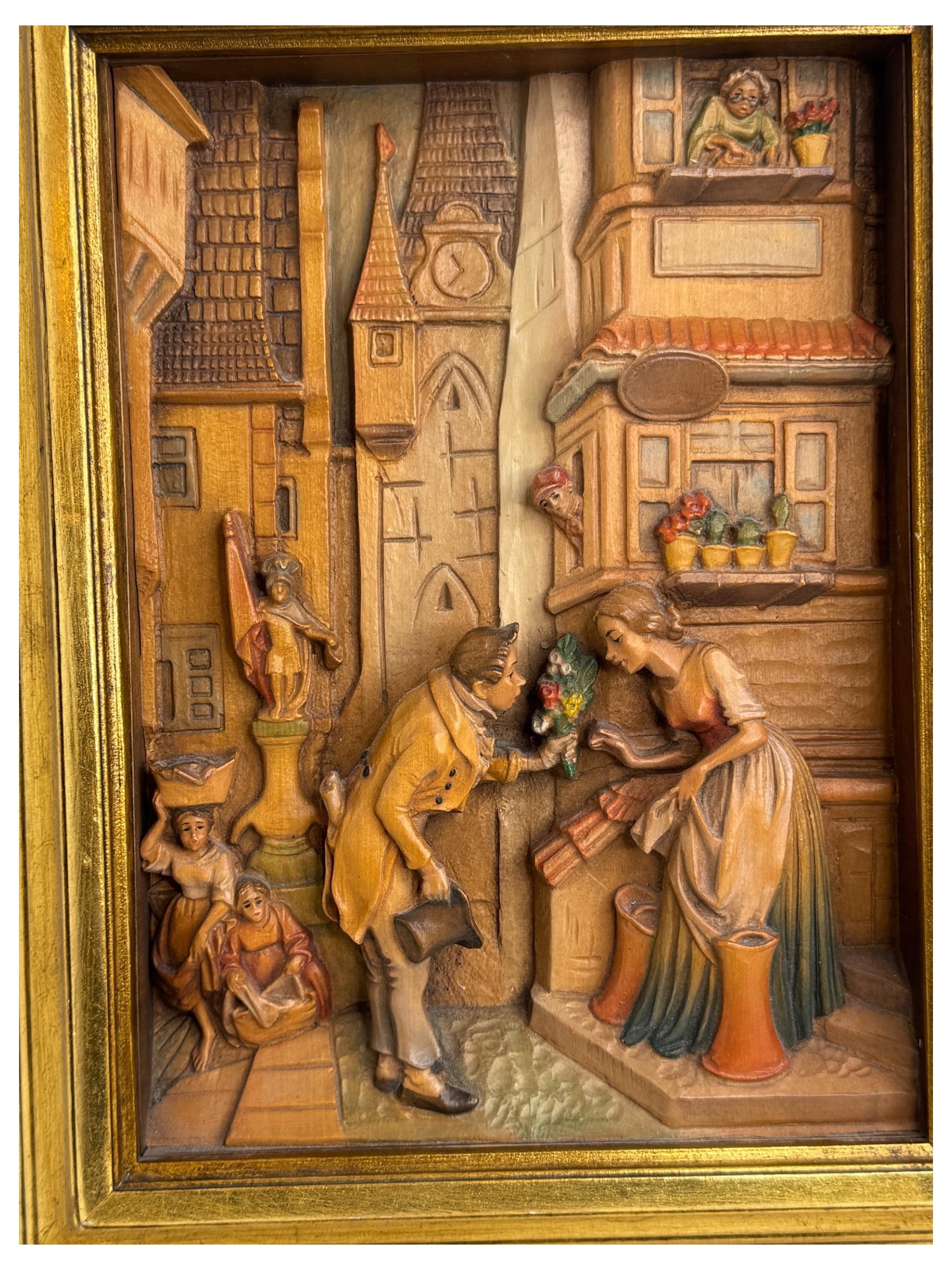 Diese alte ANRI Carl Spitzweg Holzschnitzerei ist ein wunderschönes Kunstwerk, das die Essenz eines Heiratsantrags einfängt. Diese reliefgeschnitzte Holzfigur aus den 1960er Jahren ist ein echter dekorativer Wandbehang. Die filigranen Details der