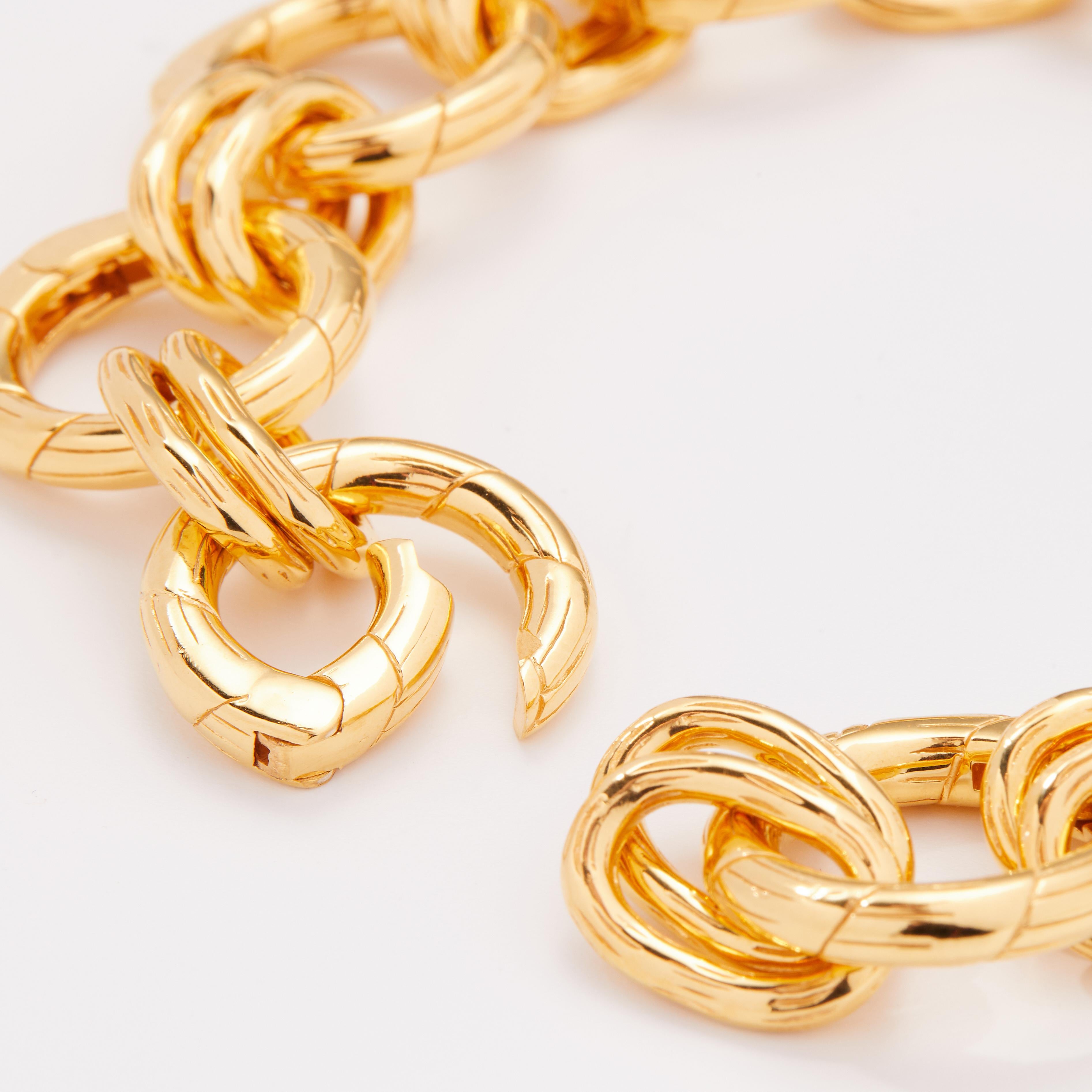 Voici le bracelet Eternity, conçu pour compléter le collier Eternity. Chaque maillon rond est doté d'un fermoir à poussoir révolutionnaire, offrant un ajustement parfait à votre poignet. Fabriqué avec un art méticuleux, chaque détail du bracelet
