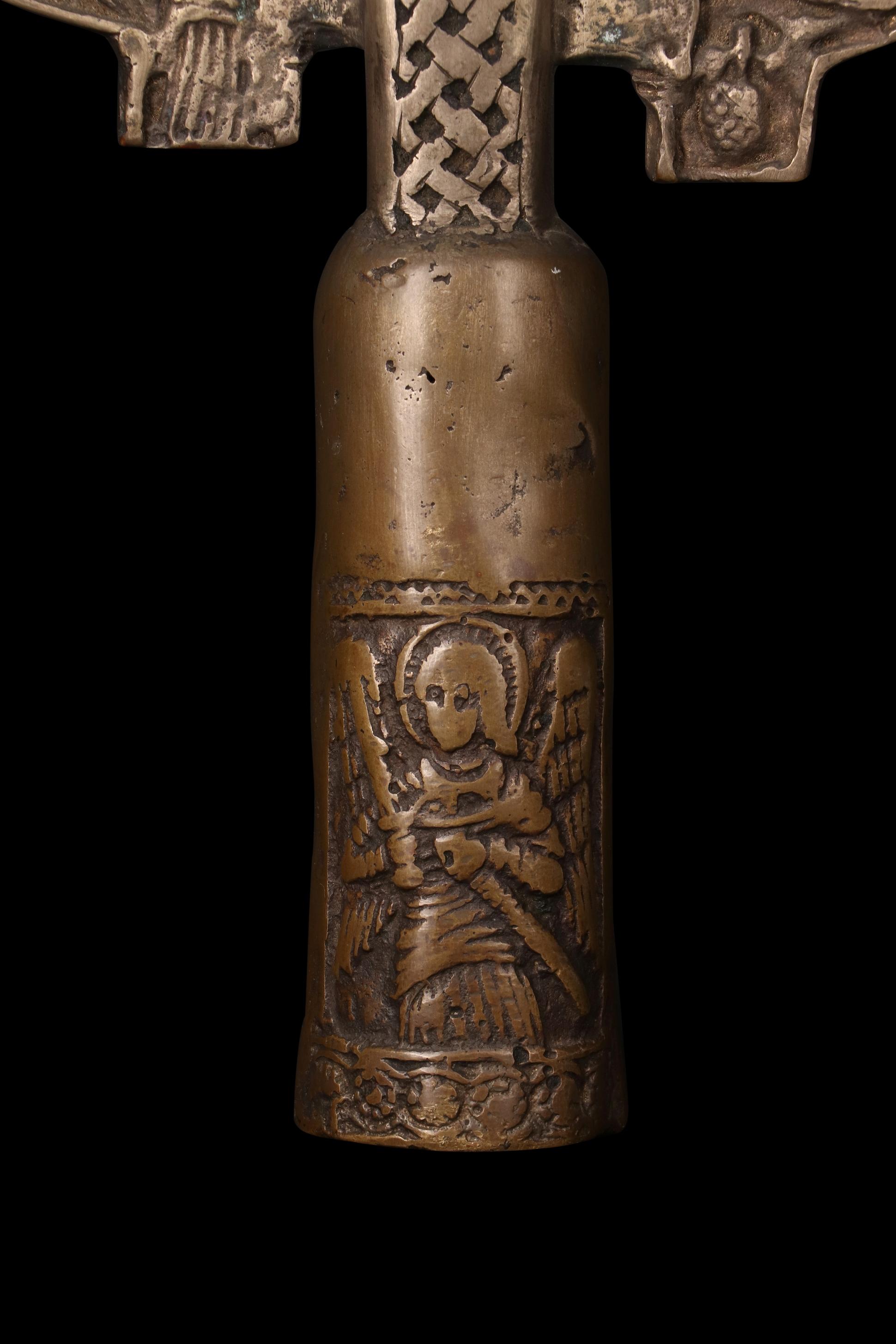 La Cruz Etíope de Procesión: Símbolo Radiante de la Fe, Guardiana de lo Sagrado en venta 4