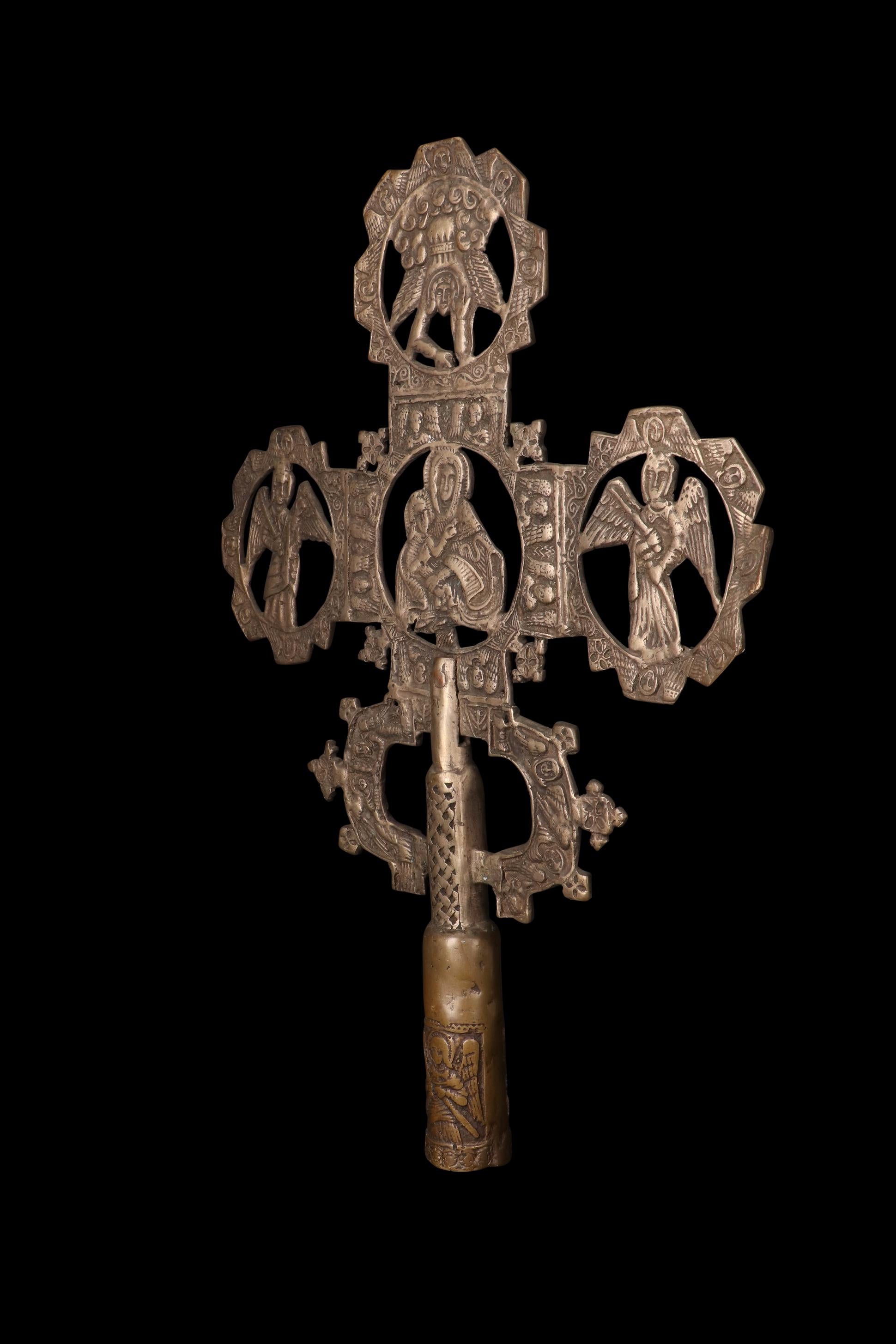 La Cruz Etíope de Procesión: Símbolo Radiante de la Fe, Guardiana de los Misterios Sagrados.

Descripción artística e histórica Esta cruz procesional etíope, de rara belleza, encarna una larga tradición del arte religioso cristiano en Etiopía, país
