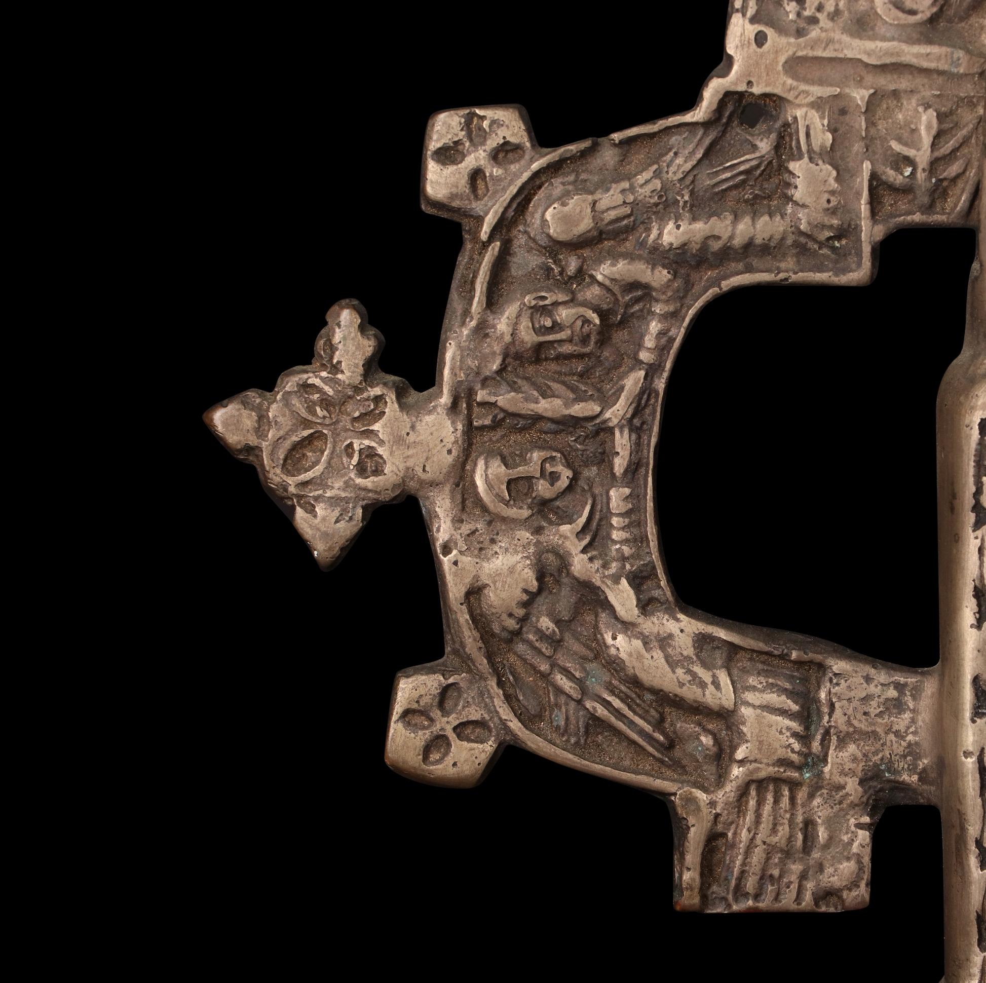 La Cruz Etíope de Procesión: Símbolo Radiante de la Fe, Guardiana de lo Sagrado en venta 2