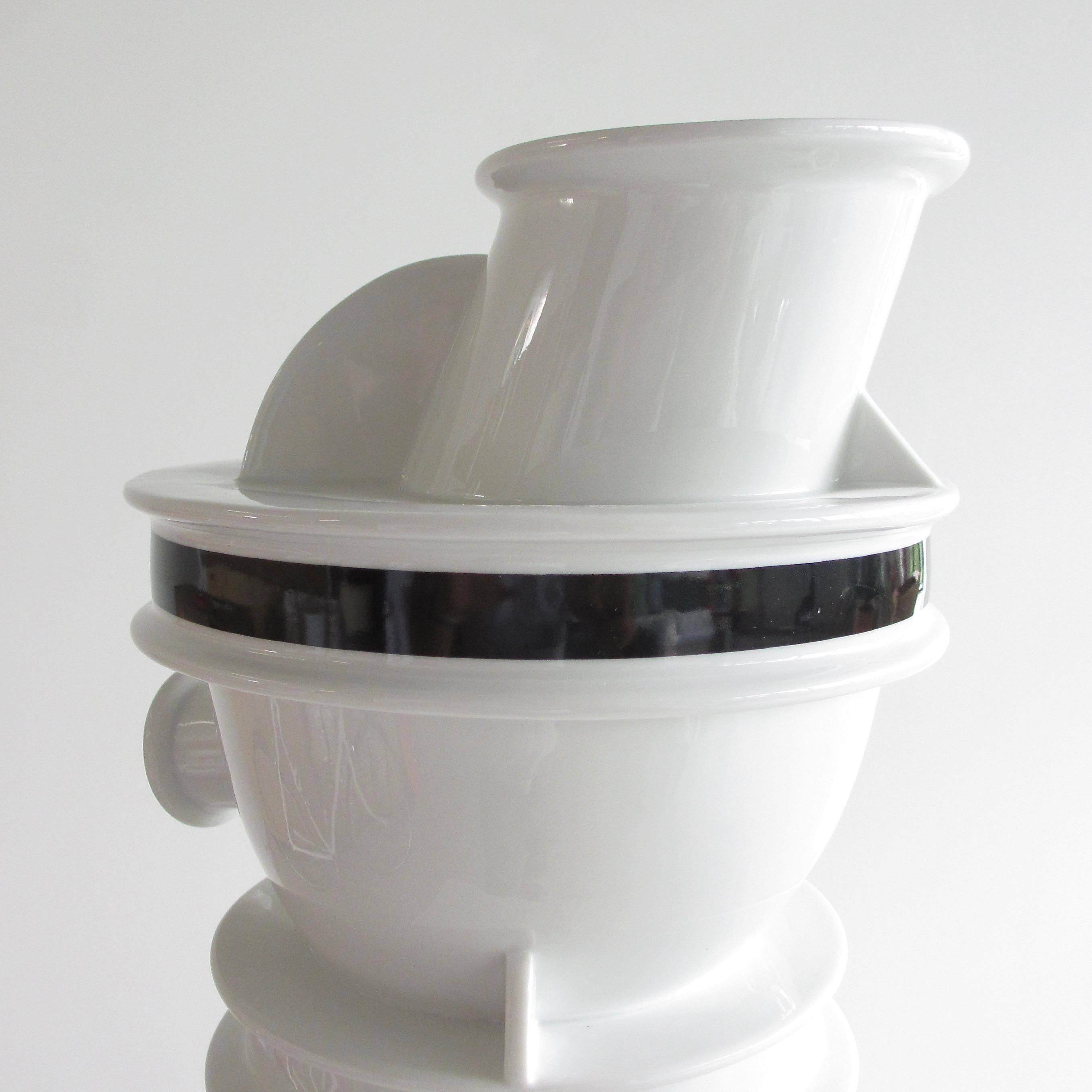 Vase en céramique, par Ettore Sottsass, 1983.

Le vase Euphrate, fabriqué en porcelaine céramique. Il fait partie de la série Rivers, conçue par Sottsass de 1981 à 1988.

Estampillé en dessous.

Ettore Sottsass (14 septembre 1917 - 31 décembre