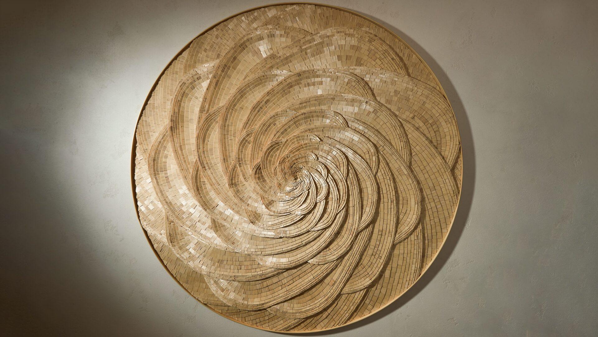 The Event Horizon Wandschmuck von TOR-Design
Abmessungen: Ø 143 cm.
MATERIALIEN: Eichen- und Birkensperrholz.

Unser Familienunternehmen, Tor Design, wurde 1990 von Dmitrii Solodchenko gegründet. Von Anfang an begaben wir uns auf eine faszinierende