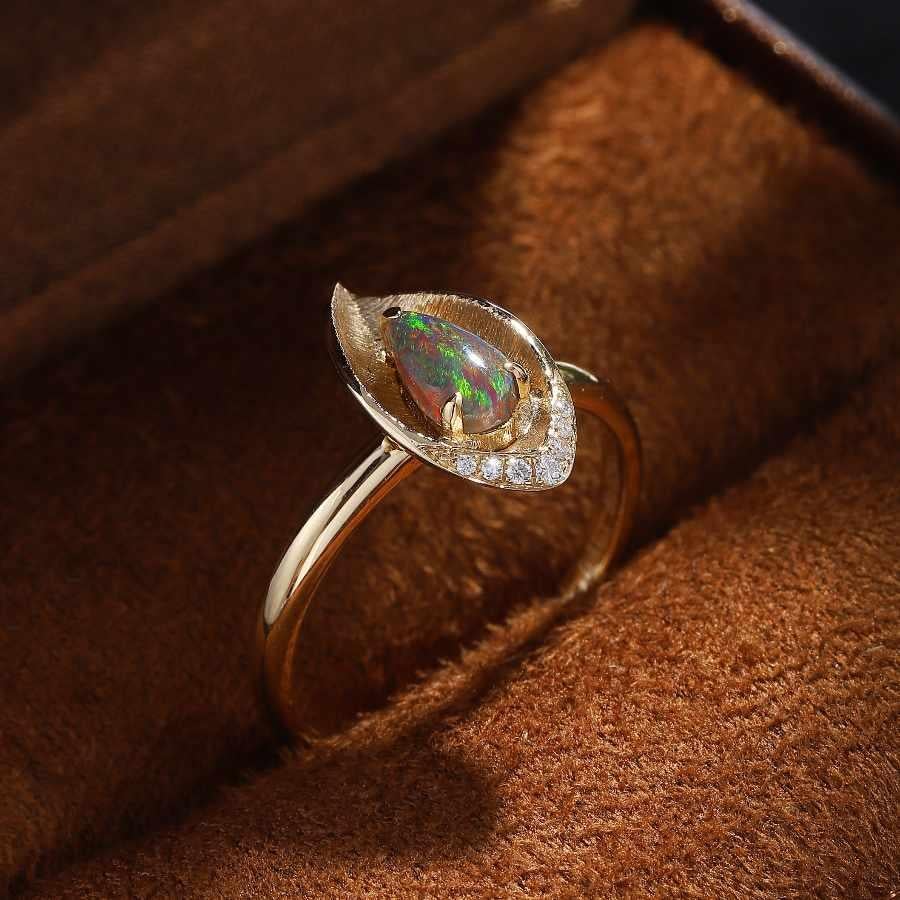 The Everleaf - Australischer Schwarzer Opal Diamant Verlobungsring 18K Gelbgold.



Der Opal, die Königin der Edelsteine, ist einer der schönsten Edelsteine der Welt. Jedes Stück Opal ist in seiner Art und seinen Mustern einzigartig. Wir verwenden