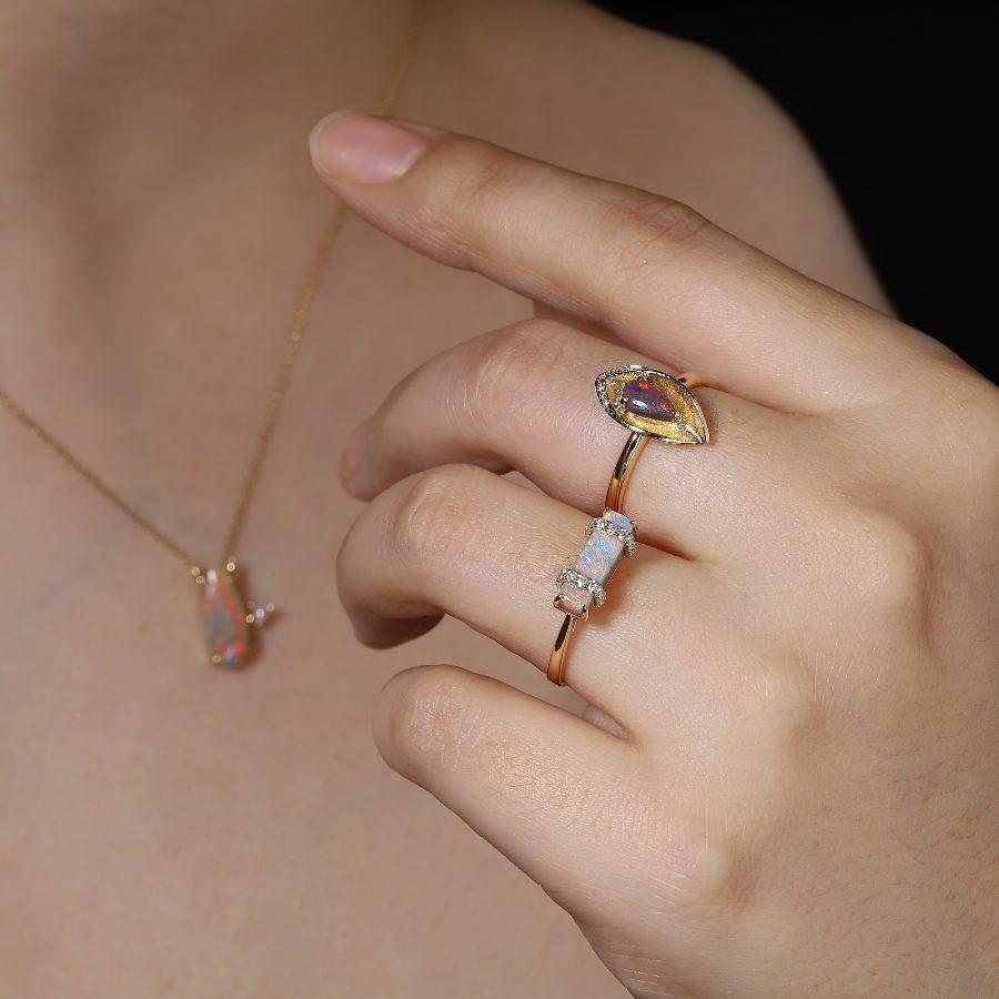 The Everleaf –  Verlobungsring aus 18 Karat Gelbgold mit schwarzem Opal und Diamant (Arts and Crafts)