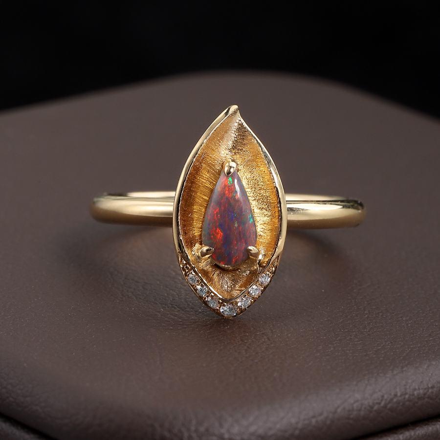The Everleaf –  Verlobungsring aus 18 Karat Gelbgold mit schwarzem Opal und Diamant (Brillantschliff)