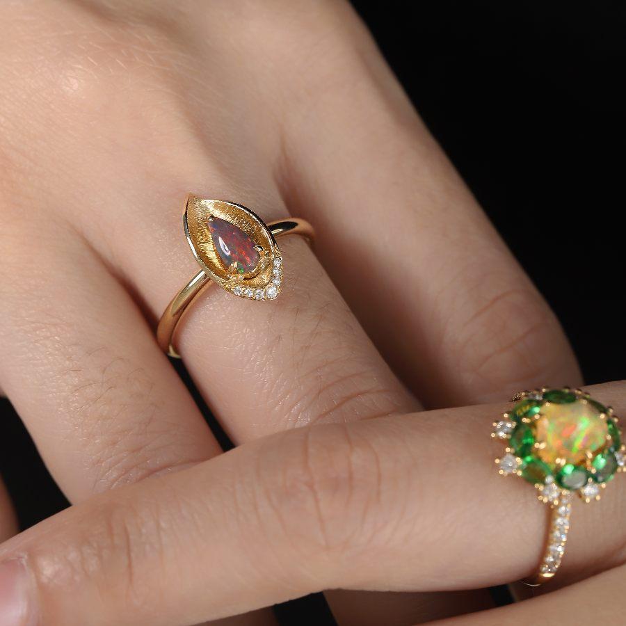 The Everleaf –  Verlobungsring aus 18 Karat Gelbgold mit schwarzem Opal und Diamant im Zustand „Neu“ in Suwanee, GA