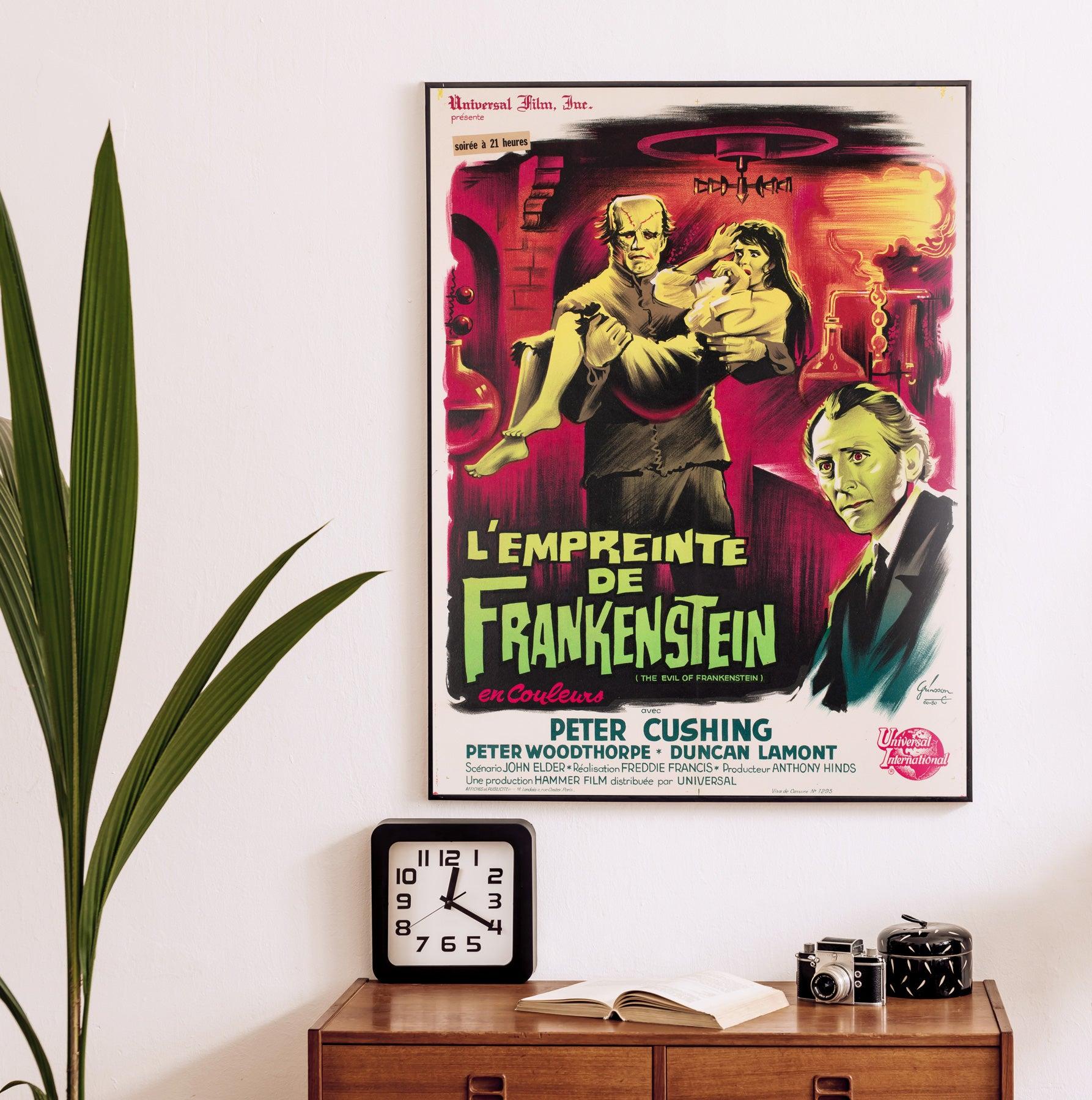 Questo poster moyenne del 1964 per L'Empreinte de Frankenstein - l'edizione francese de Il male di Frankenstein - è caratterizzato dall'impressionante grafica dell'illustratore di origine russa Boris Grinsson, un prolifico cartellonista noto per il
