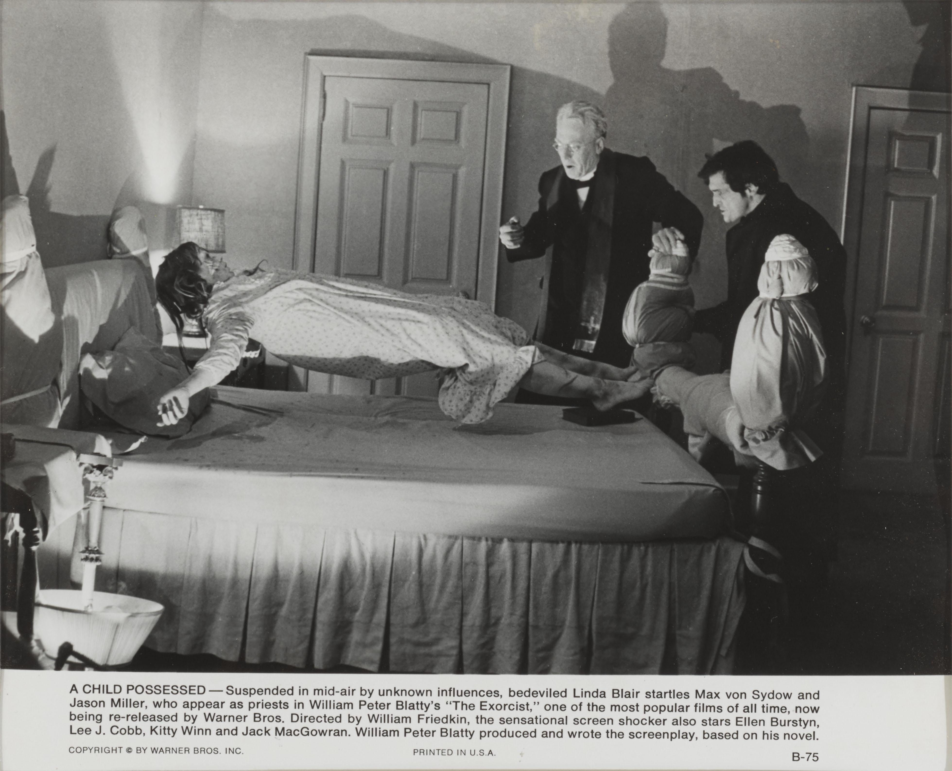 Original-Fotostandbild für den Horrorklassiker Der Exorzist von 1973.
Diese Produktion zeigt noch immer die beste Szene des Films.
Der Film mit Ellen Burstyn, Max von Sydow und Linda Blair in den Hauptrollen wurde von William Friedkin