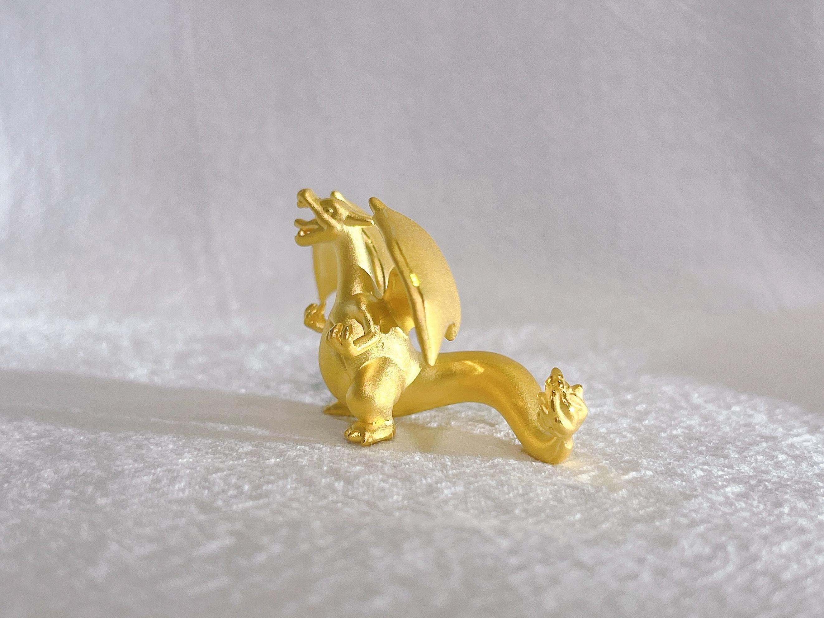 El Exquisito Charizard En Oro Amarillo De 24 Quilates Contemporáneo en venta
