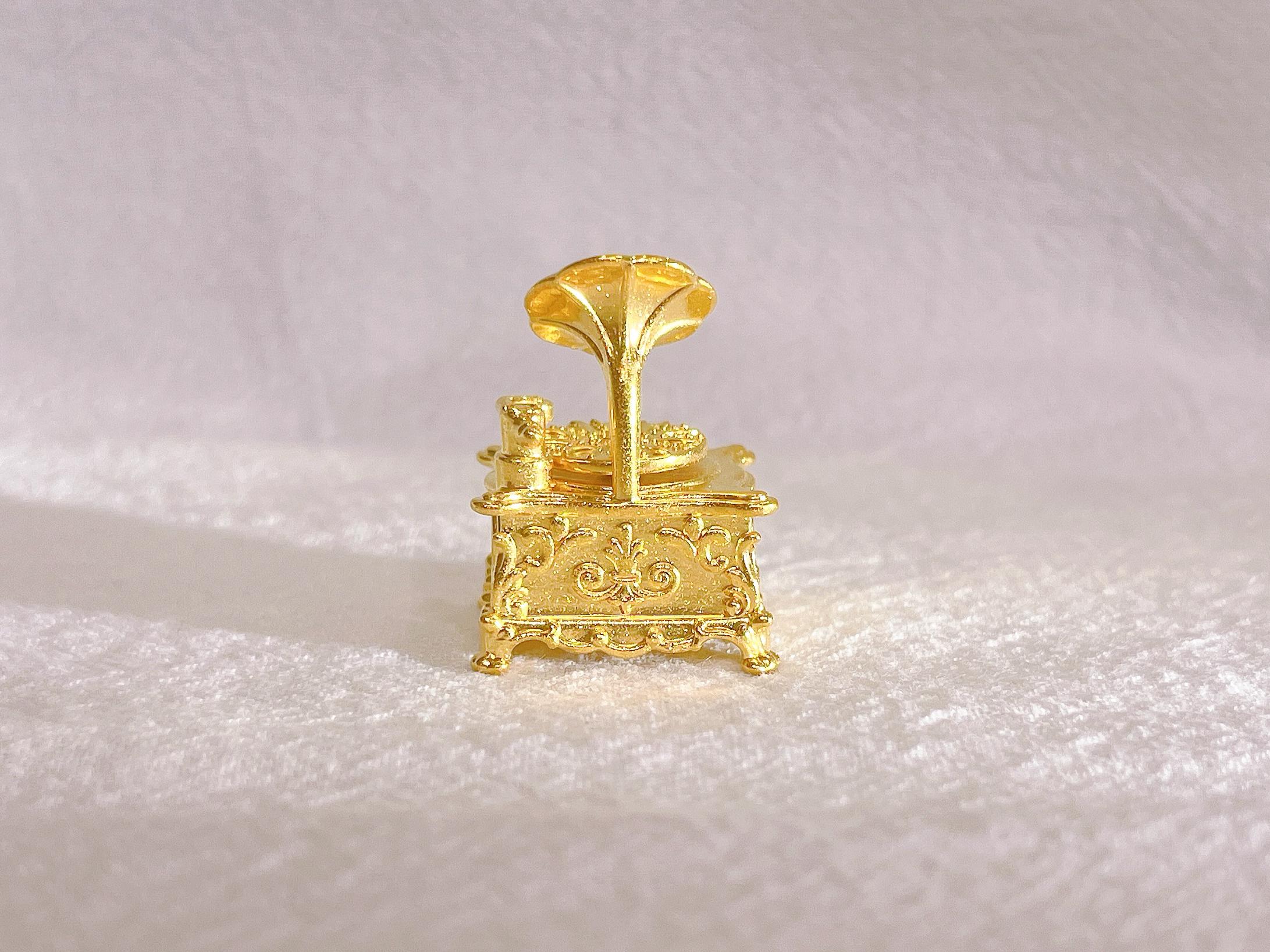 Das exquisite Grammophon aus 24 Karat Gelbgold im Zustand „Neu“ im Angebot in Macau, MO