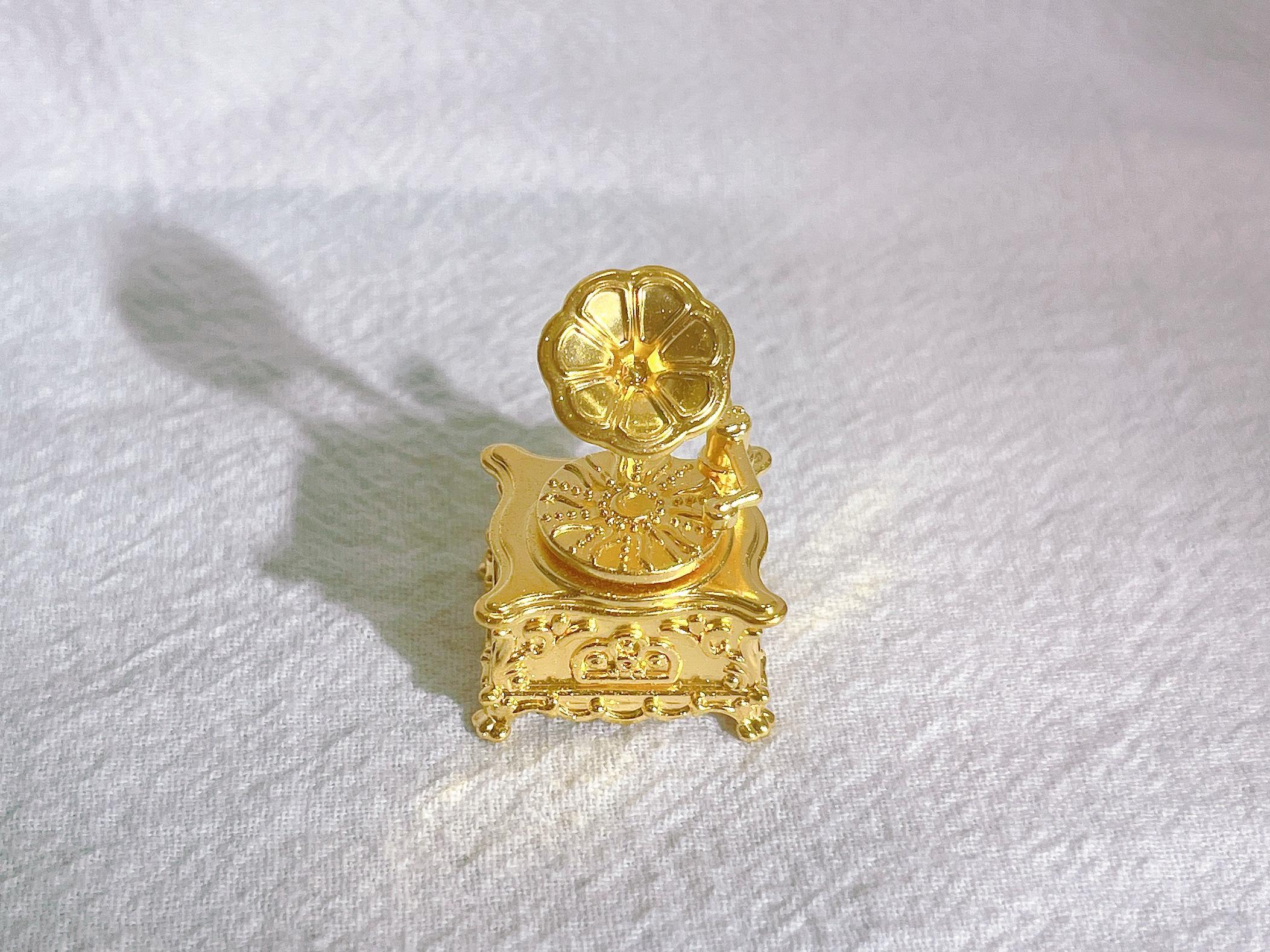 Das exquisite Grammophon aus 24 Karat Gelbgold für Damen oder Herren im Angebot