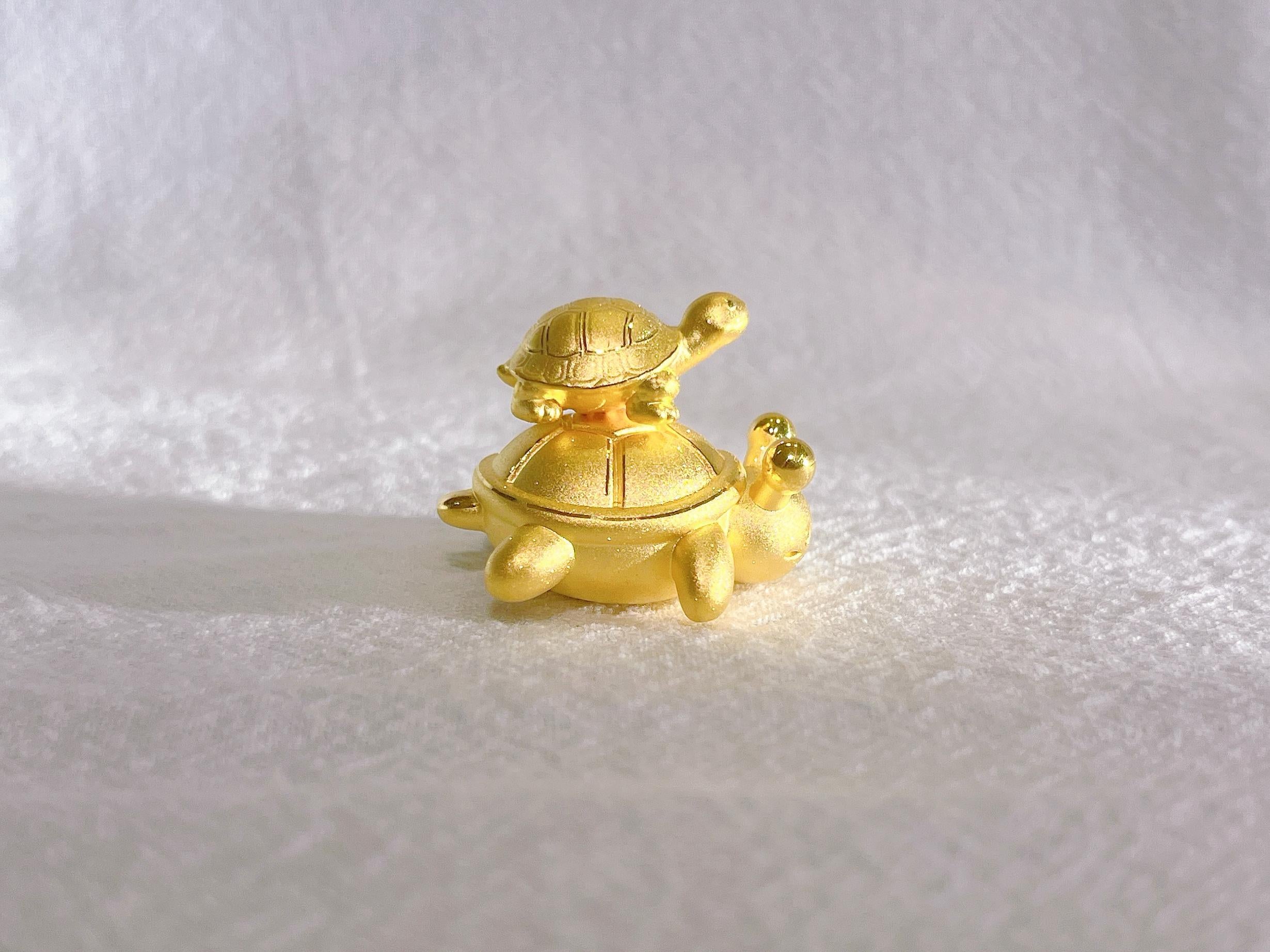 Contemporain La tortue exquise en or jaune 24 carats en vente