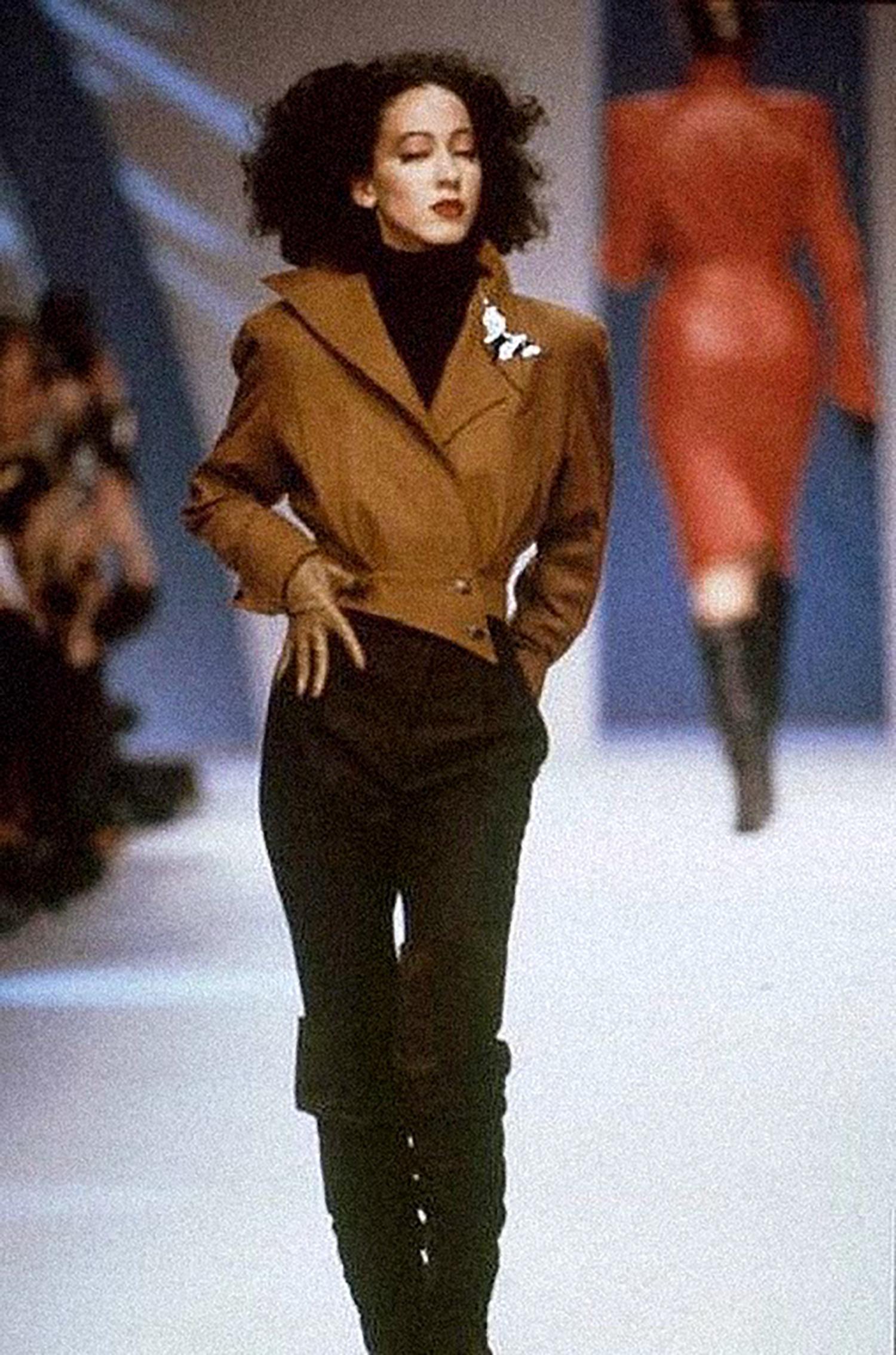 Die Außergewöhnliche Seltene Thierry Mugler Fledermaus Brosche Pin LES INFERNALES im Angebot 6
