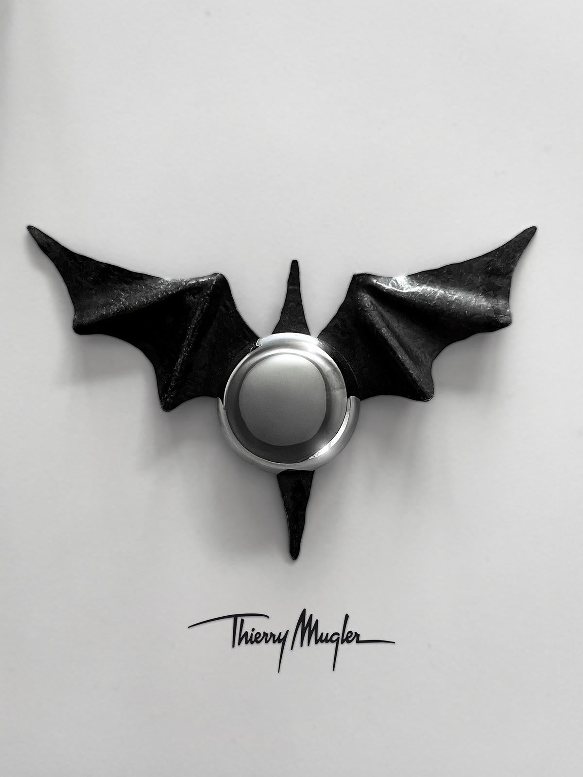 Die Außergewöhnliche Seltene Thierry Mugler Fledermaus Brosche Pin LES INFERNALES im Zustand „Gut“ im Angebot in Berlin, BE