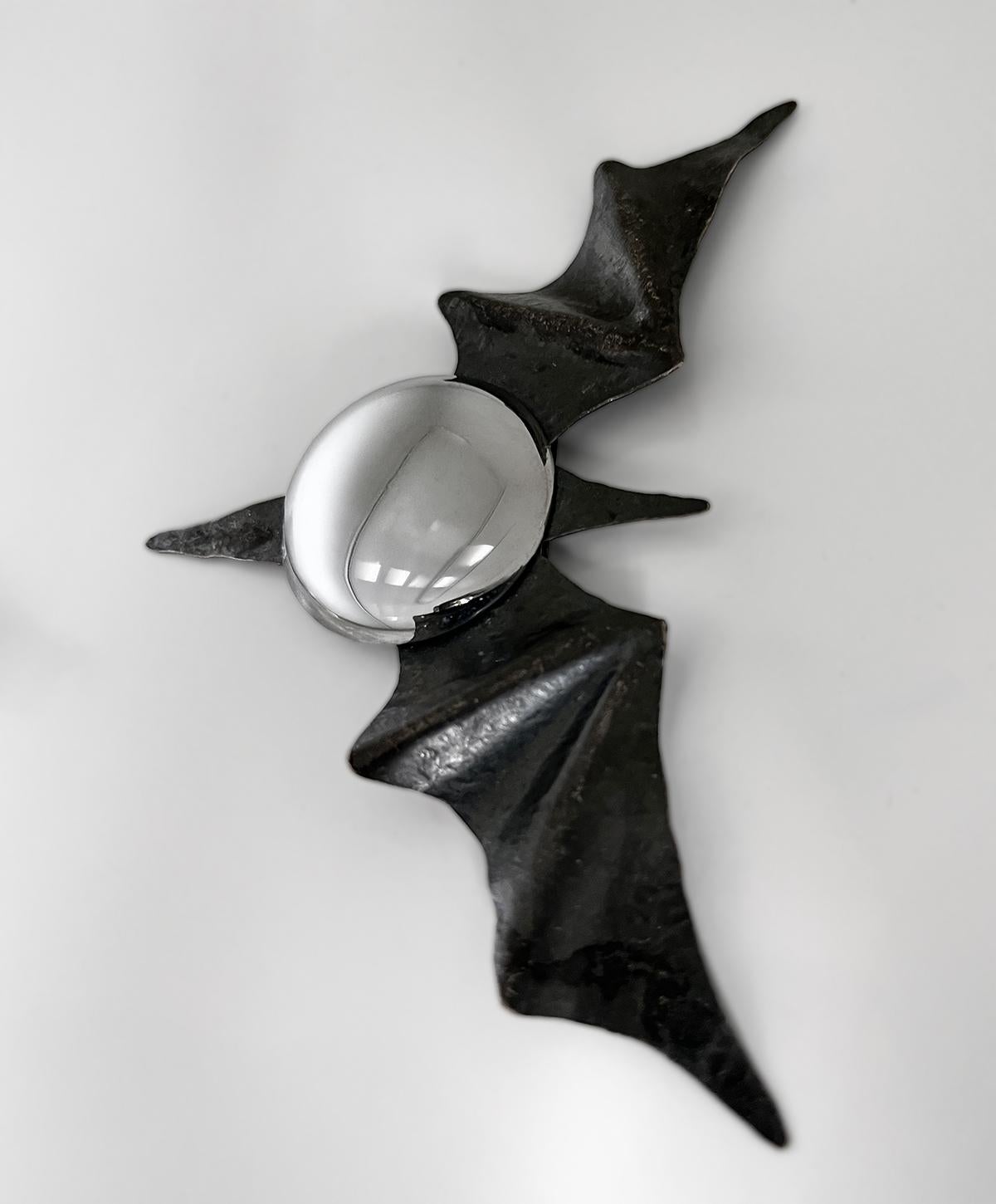 Die Außergewöhnliche Seltene Thierry Mugler Fledermaus Brosche Pin LES INFERNALES für Damen oder Herren im Angebot