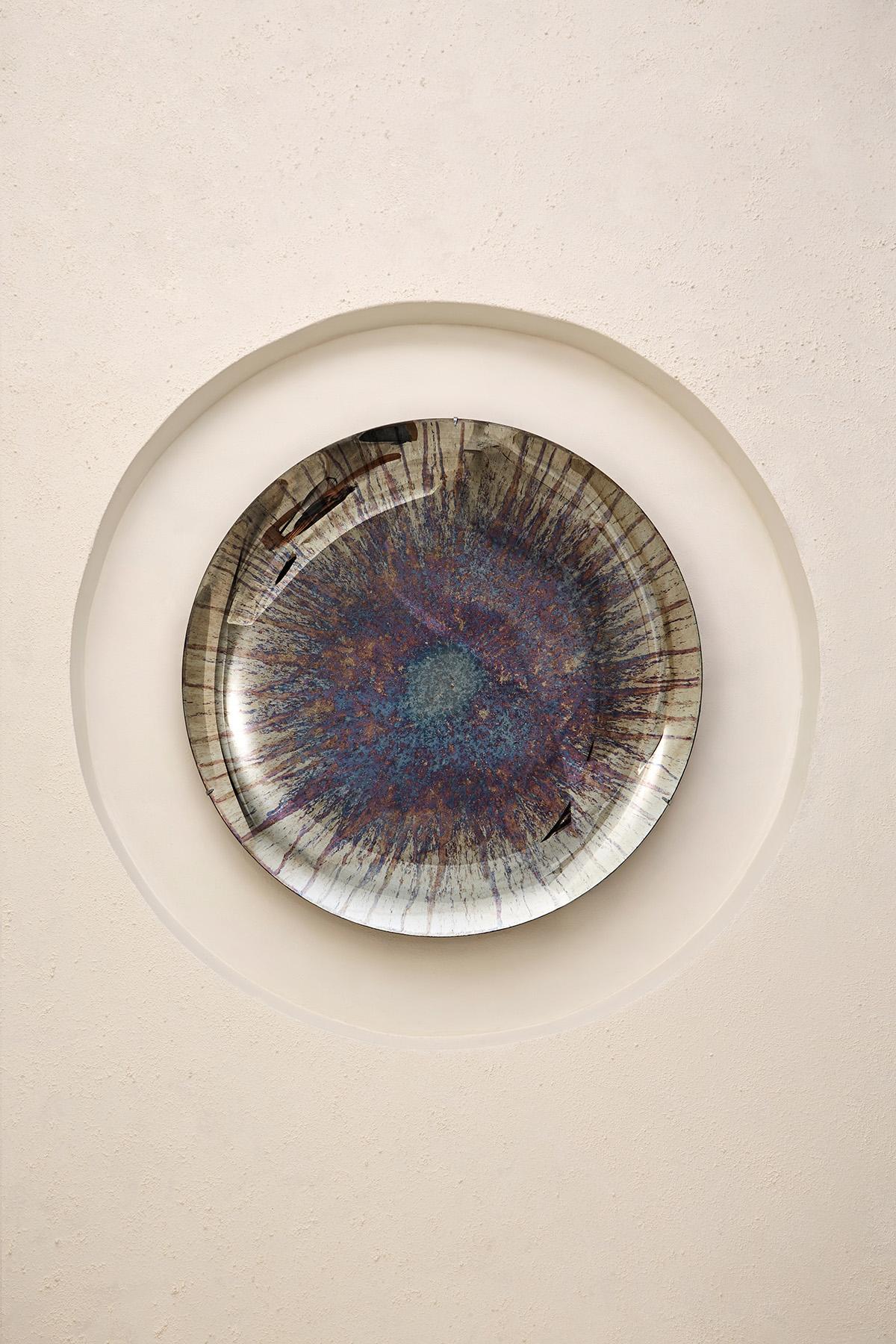 L'œil de l'univers I Miroir de Homa
Dimensions : D 97 x H 7 cm
MATERIAL : Miroir concave de technique mixte, Crochet : laiton.

HOMA est un atelier de design contemporain basé à Istanbul. Les procédés caractéristiques de l'atelier sont le verre