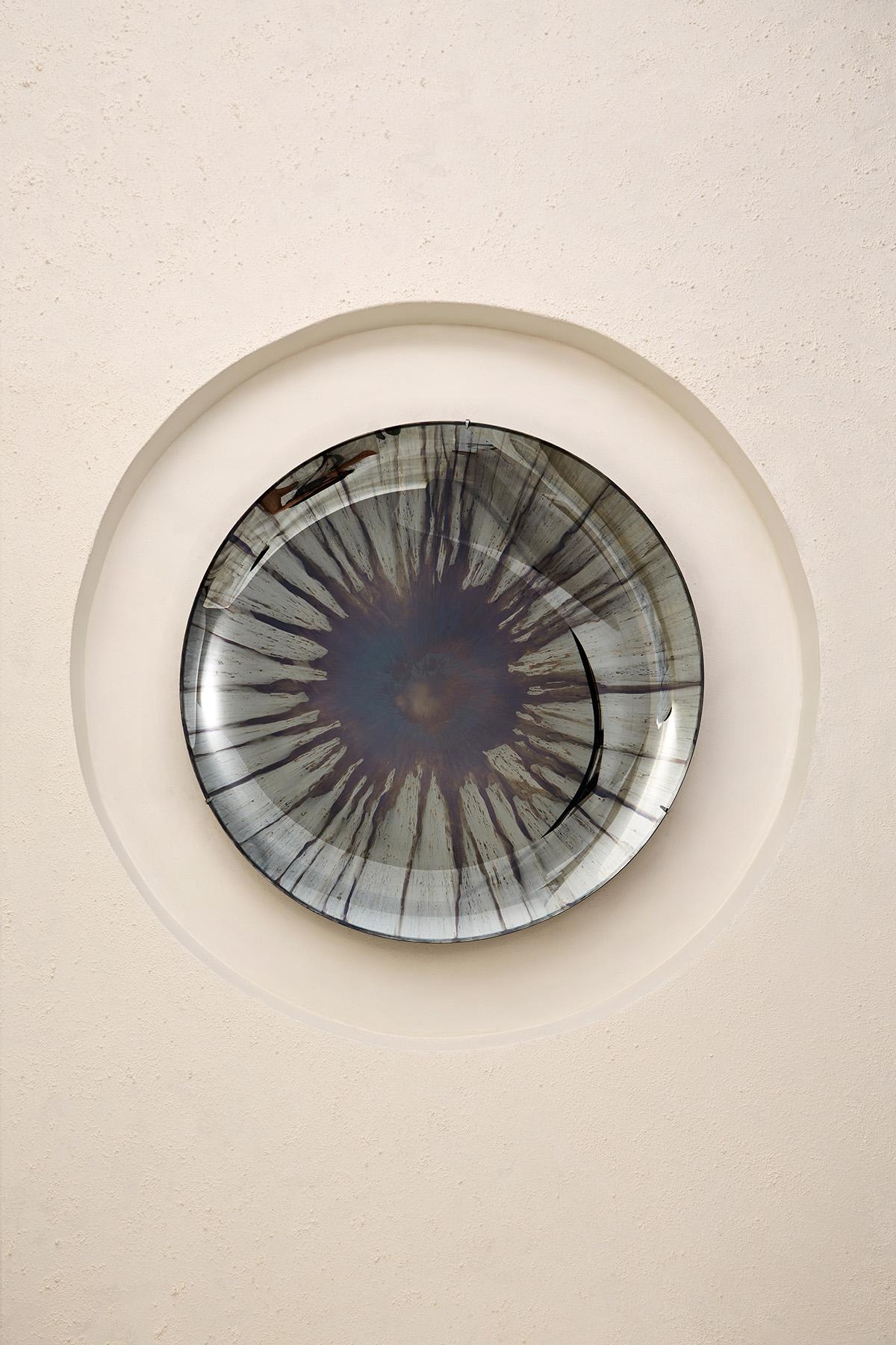L'œil de l'univers III Miroir de Homa
Dimensions : D 97 x H 7 cm
MATERIAL : Miroir concave de technique mixte, Crochet : laiton.

HOMA est un atelier de design contemporain basé à Istanbul. Les procédés caractéristiques de l'atelier sont le verre