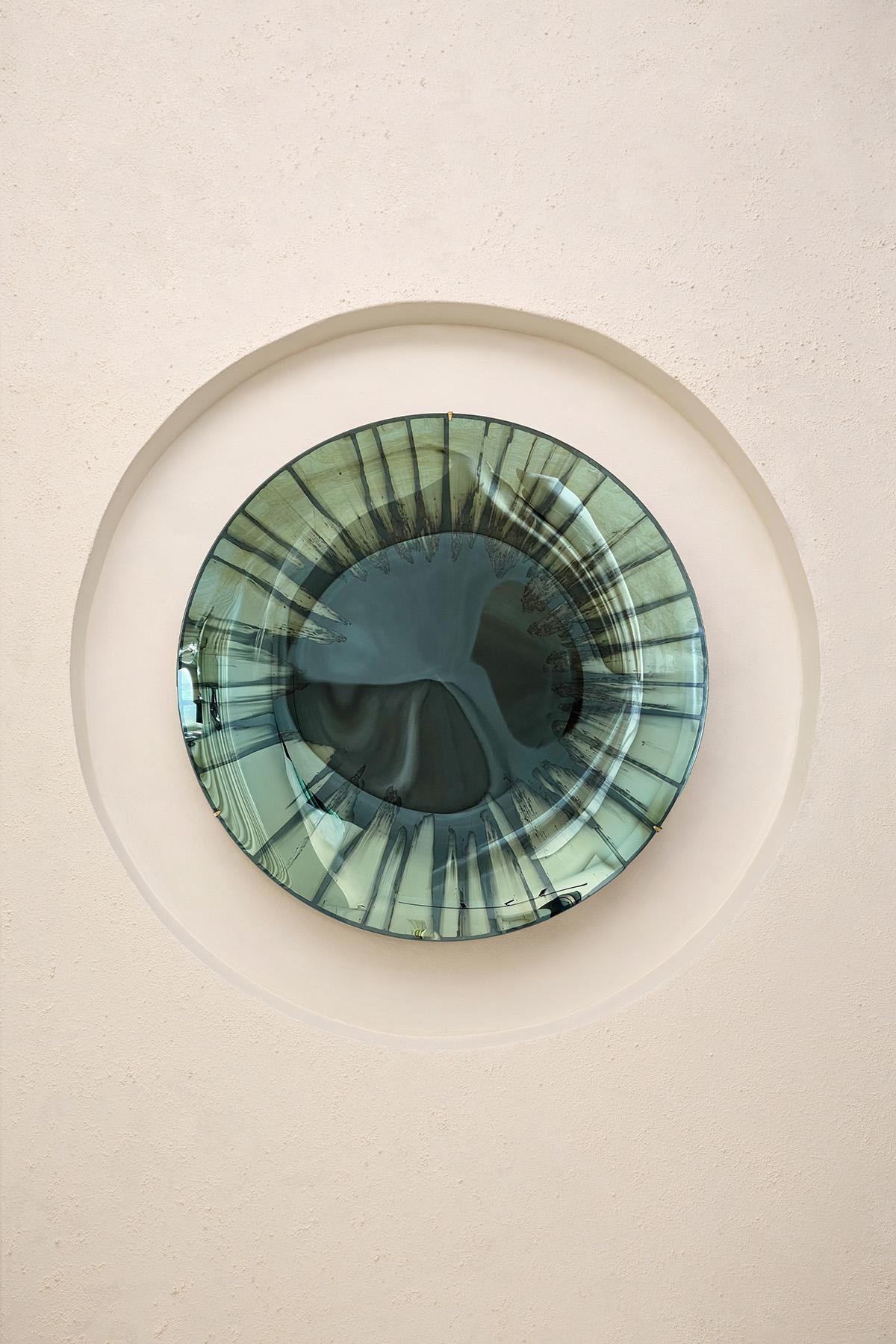L'œil de l'univers IV Miroir de Homa
Dimensions : D 97 x H 7 cm
MATERIAL : Miroir concave de technique mixte, Crochet : laiton.

HOMA est un atelier de design contemporain basé à Istanbul. Les procédés caractéristiques de l'atelier sont le verre