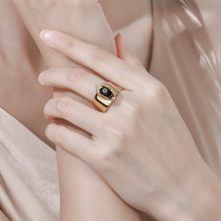 Eye Unisex Ring 18 Karat Yellow Gold Black Onyx Emerald White Diamond For Sale 3