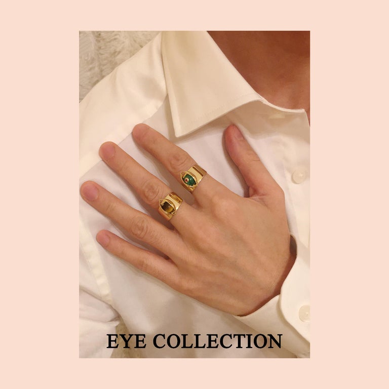 Eye Unisex Ring 18 Karat Yellow Gold Black Onyx Emerald White Diamond For Sale 2