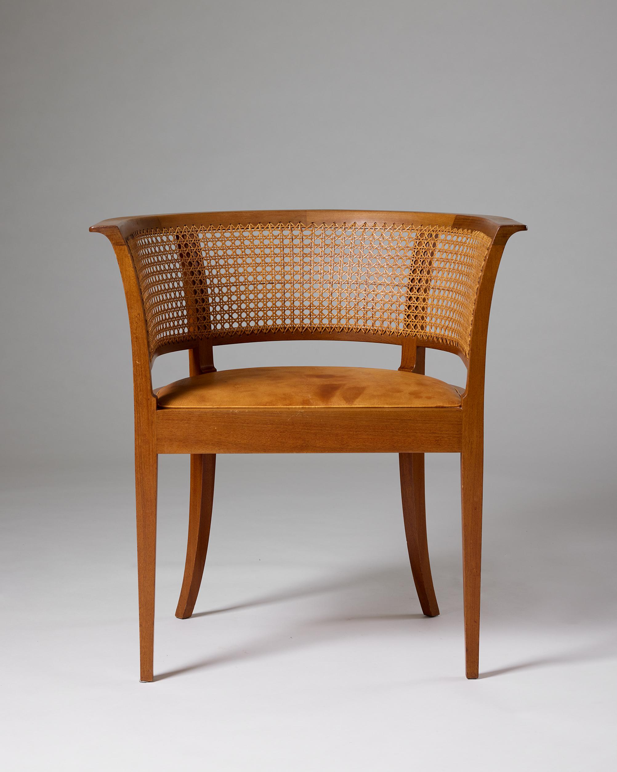 Sedia Faaborg del 1914 - Iconico design danese di Kaare Klint con schienale curvo in canna in vendita 4