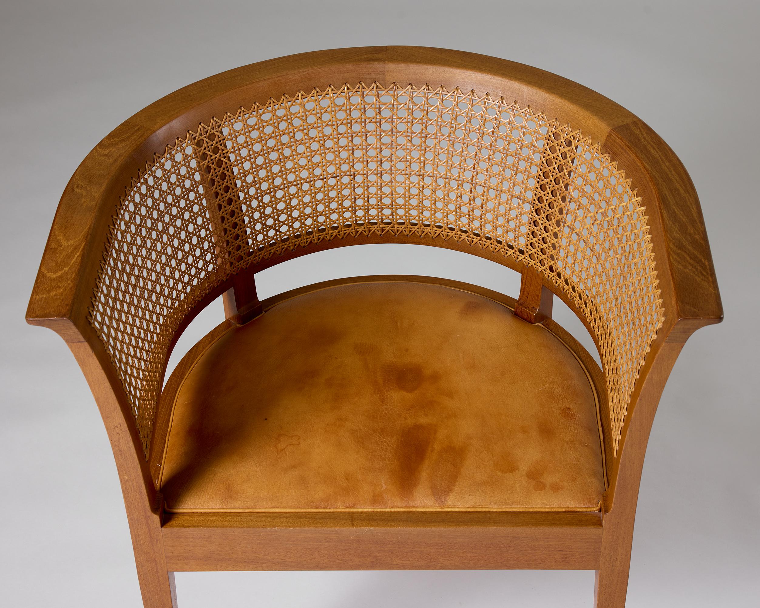 Sedia Faaborg del 1914 - Iconico design danese di Kaare Klint con schienale curvo in canna in vendita 5