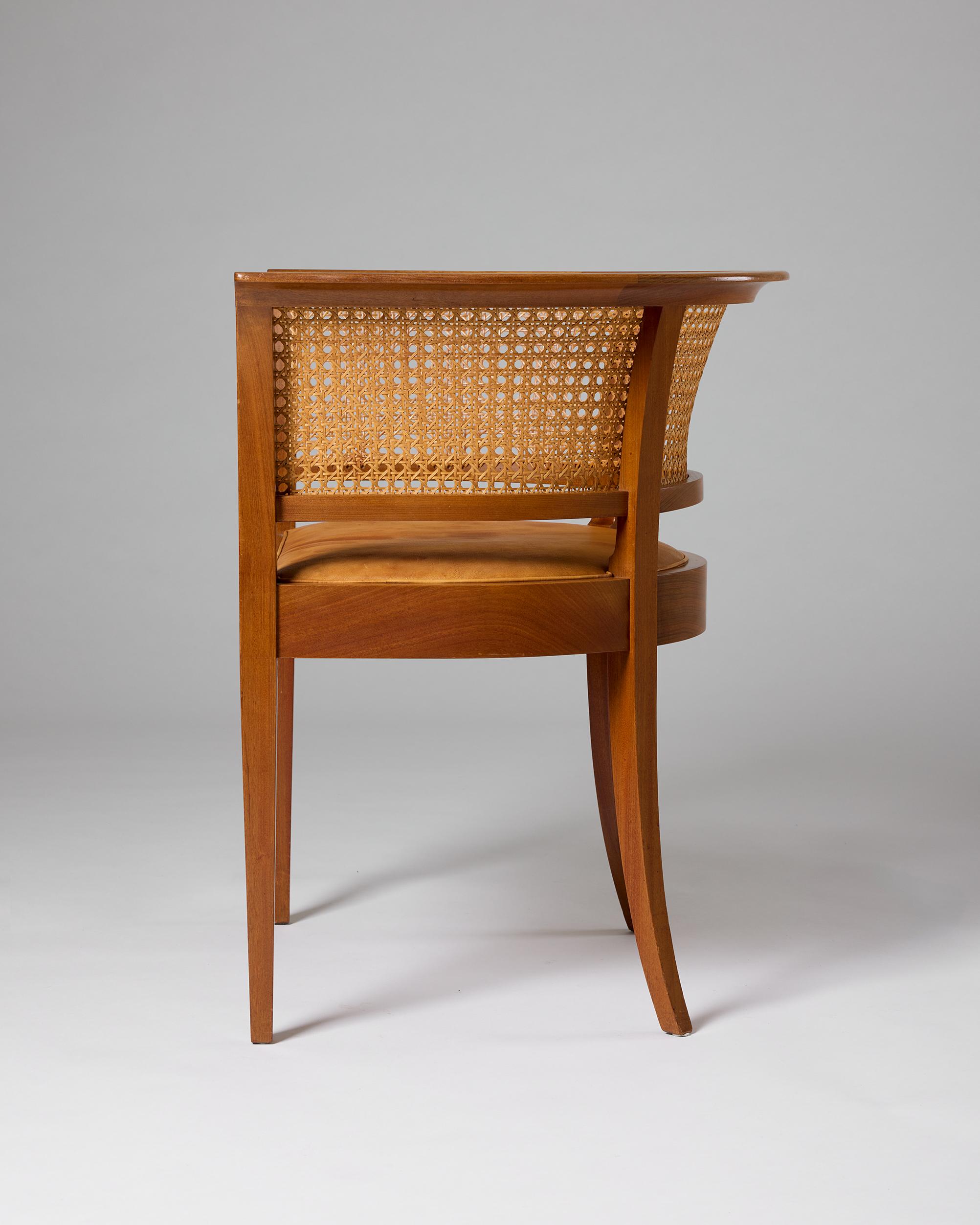 Pelle Sedia Faaborg del 1914 - Iconico design danese di Kaare Klint con schienale curvo in canna in vendita