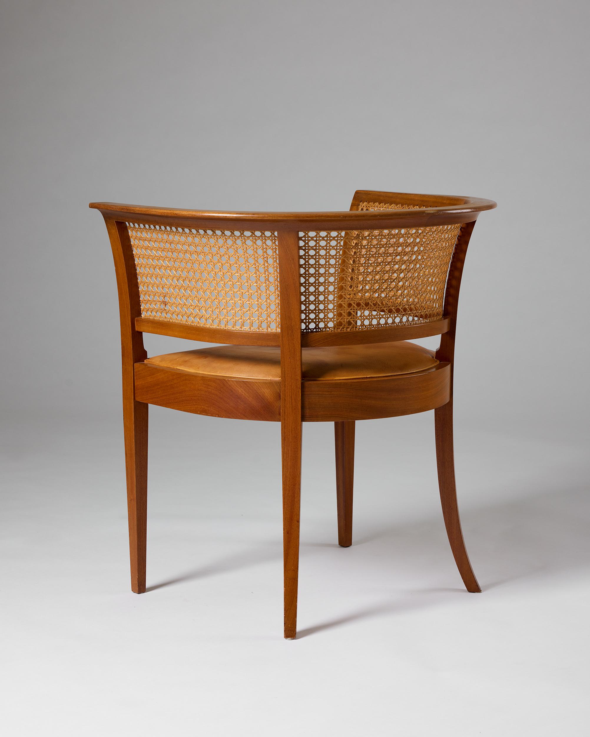 Sedia Faaborg del 1914 - Iconico design danese di Kaare Klint con schienale curvo in canna in vendita 1