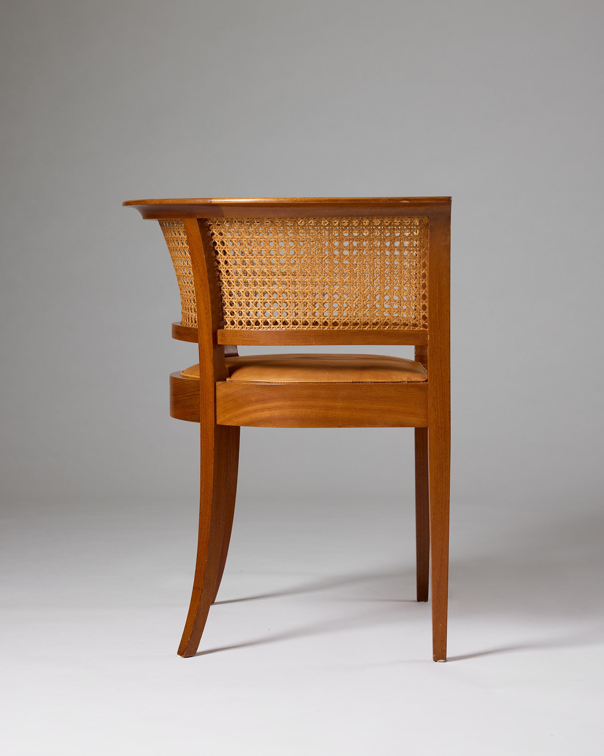 Sedia Faaborg del 1914 - Iconico design danese di Kaare Klint con schienale curvo in canna in vendita 3