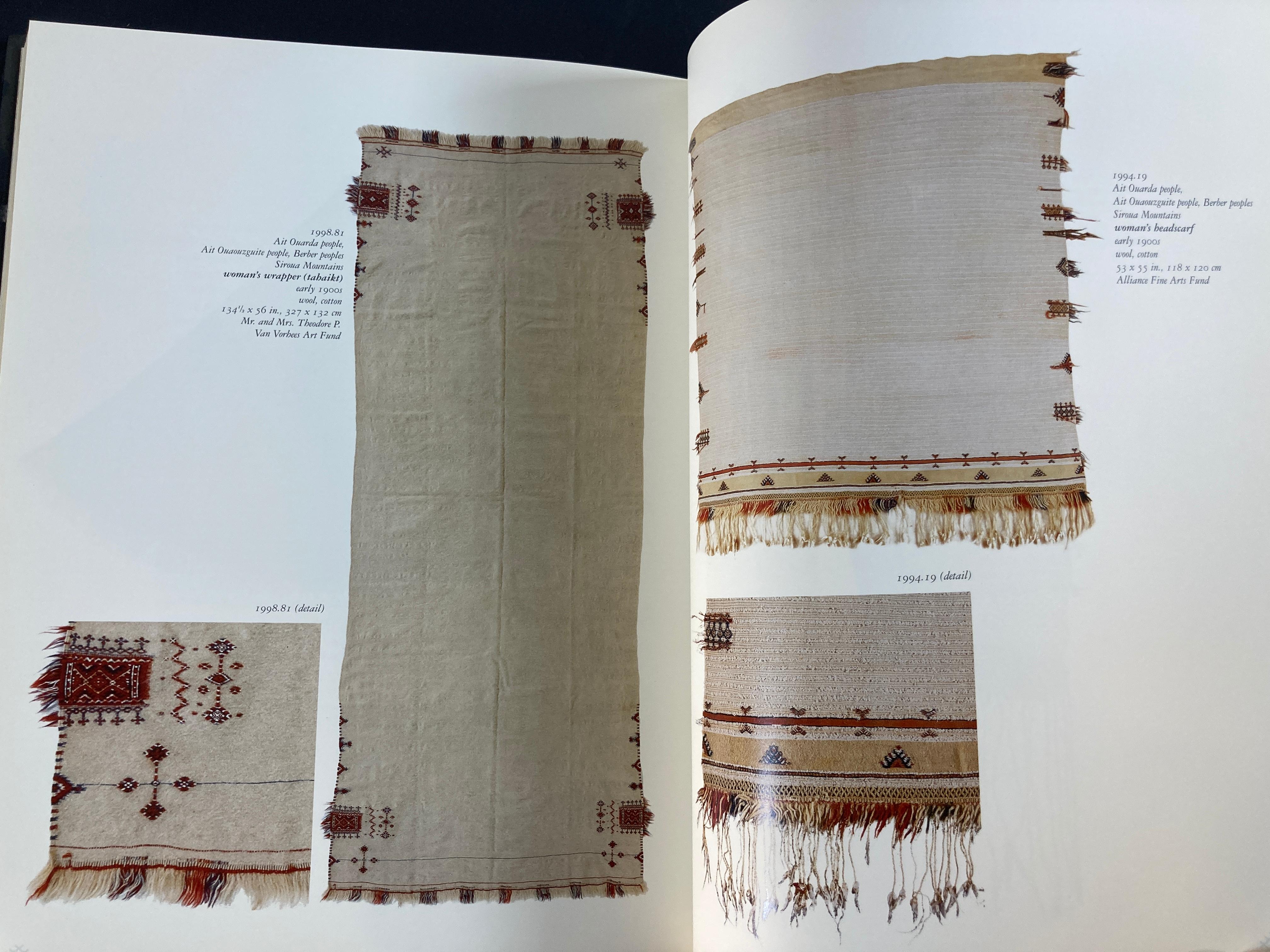 Livre The Fabric of Moroccan Life (Le tissu de la vie marocaine) d'Ivoire Grammet et Niloo Imami Paydar en vente 7