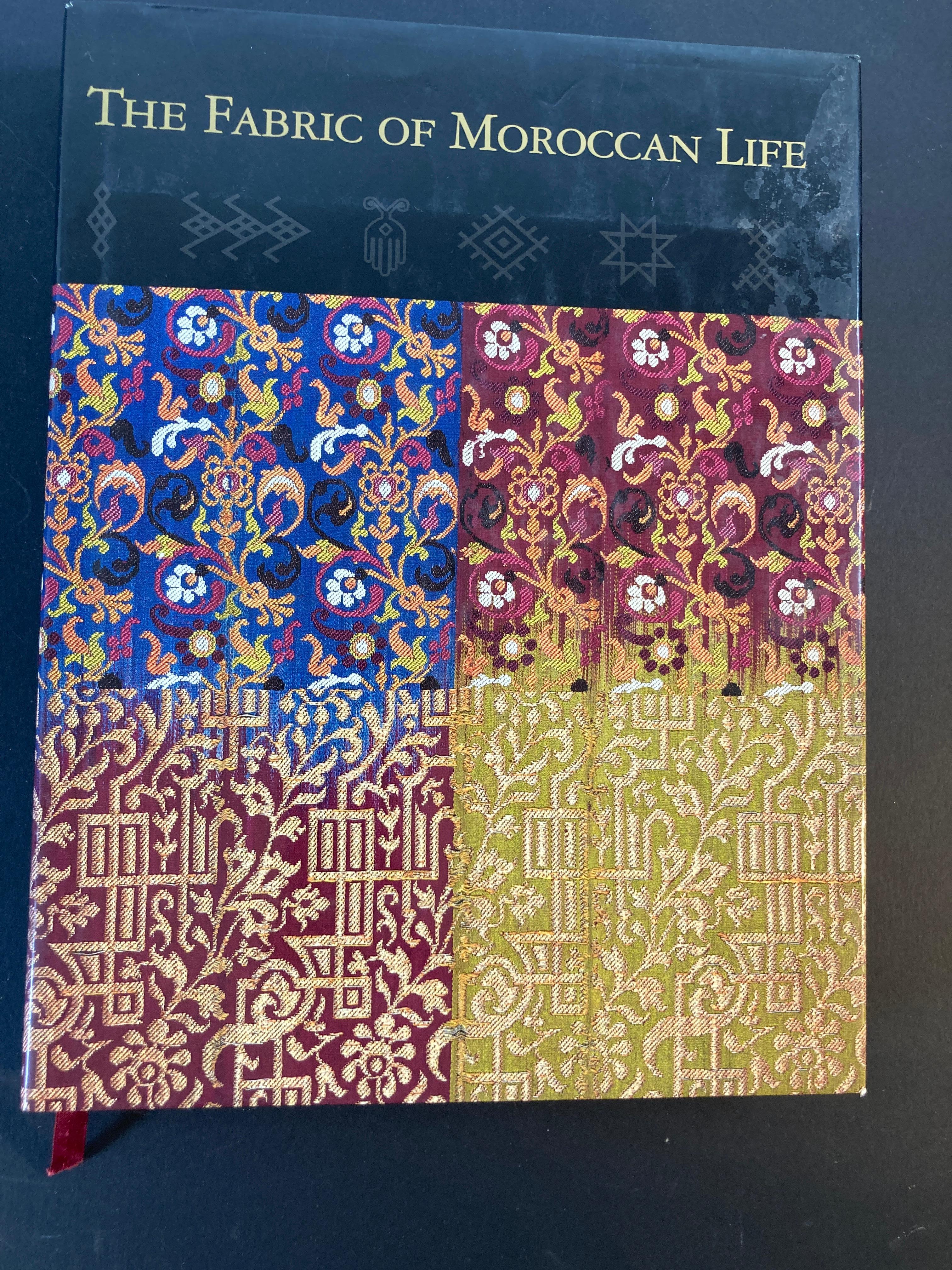 Le tissu de la vie marocaine Livre d'Ivo Grammet et Niloo Imami Paydar.
Par le musée d'art d'Indianapolis.
Depuis des siècles, les habitants du Maroc produisent de magnifiques broderies, tapis à poils et tissages plats. The Fabric of Moroccan Life
