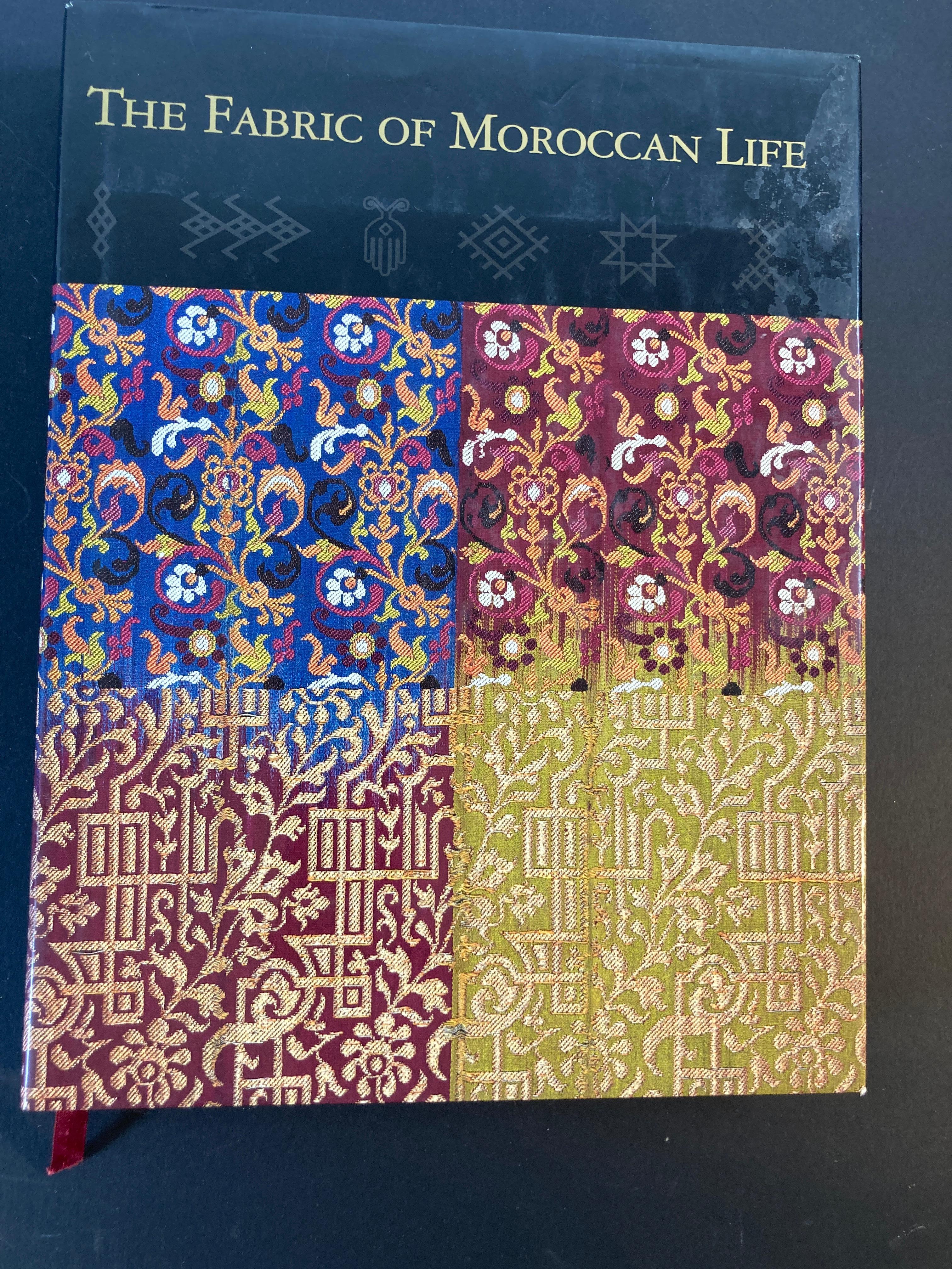 Il tessuto della vita marocchina Libro di Ivo Grammet e Niloo Imami Paydar.
A cura del Museo d'Arte di Indianapolis.
Per secoli, gli abitanti del Marocco hanno prodotto magnifici ricami, tappeti a pelo e tessuti piani. The Fabric of Moroccan Life