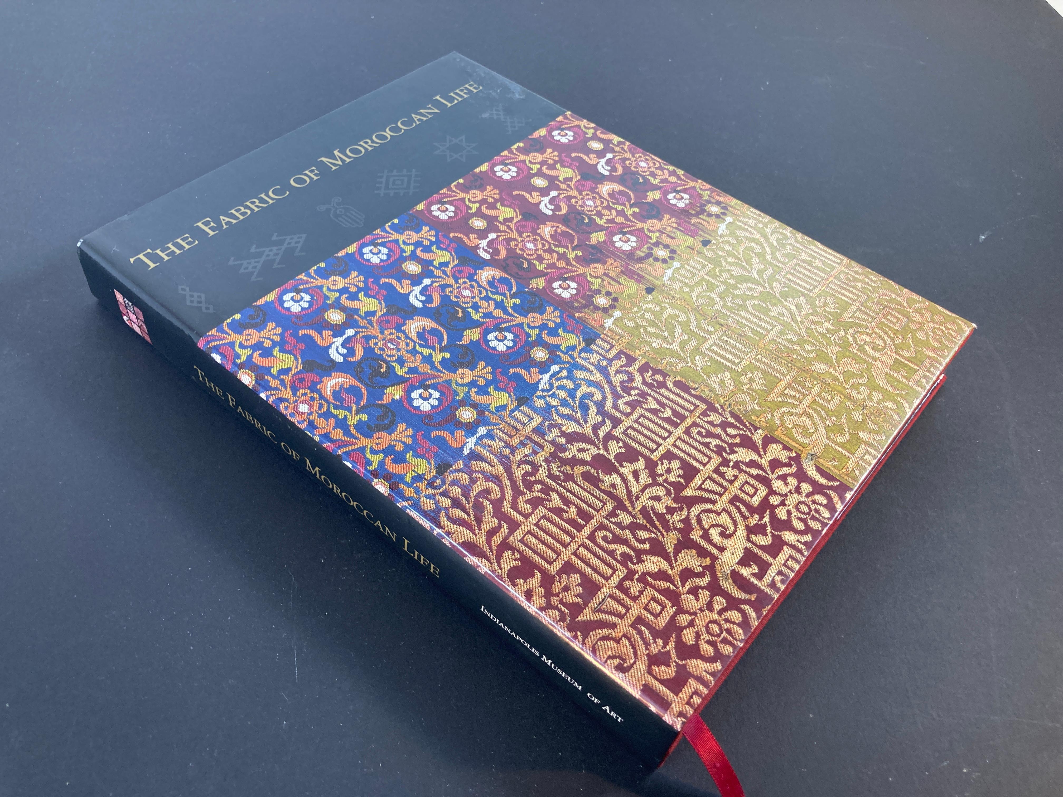 Artisanat Livre The Fabric of Moroccan Life (Le tissu de la vie marocaine) d'Ivoire Grammet et Niloo Imami Paydar en vente