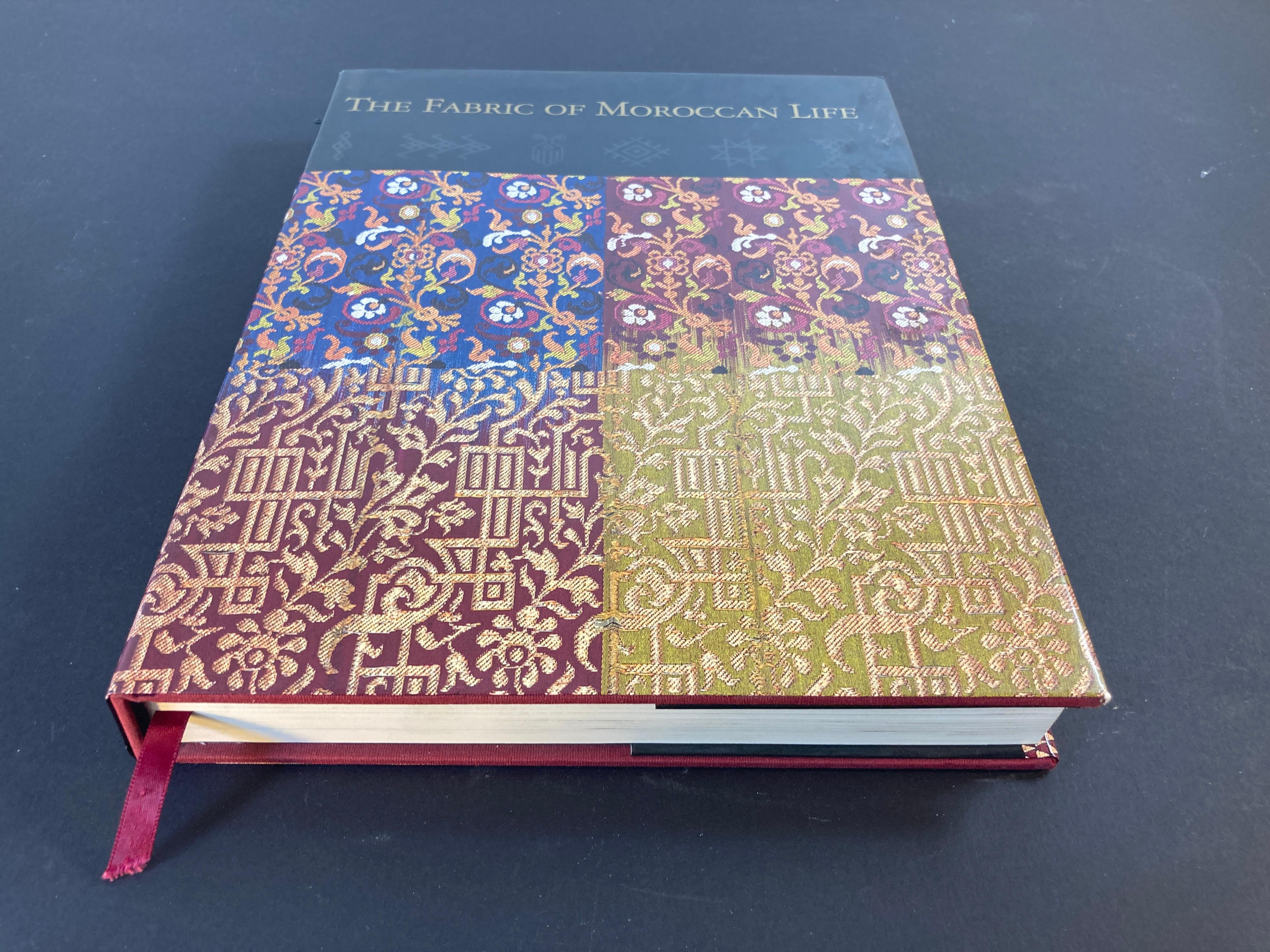 Marocain Livre The Fabric of Moroccan Life (Le tissu de la vie marocaine) d'Ivoire Grammet et Niloo Imami Paydar en vente