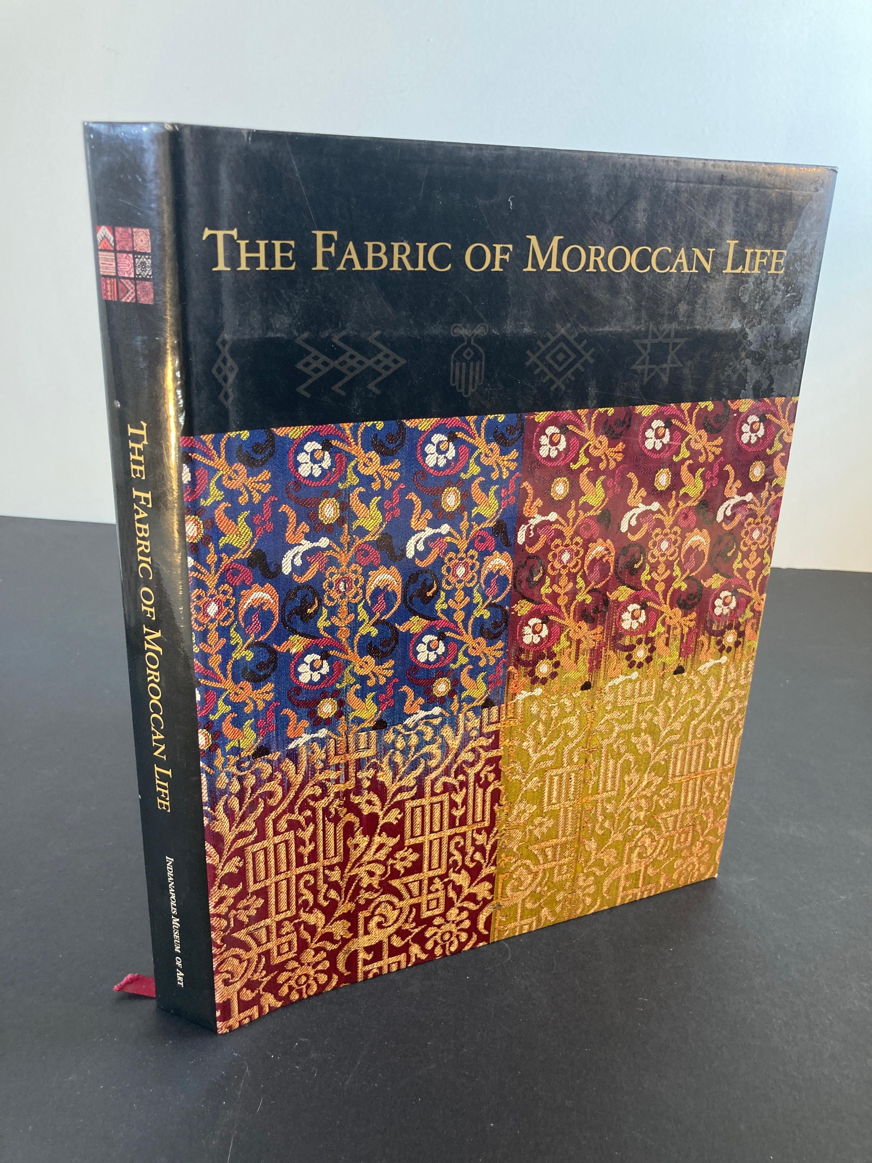 20ième siècle Livre The Fabric of Moroccan Life (Le tissu de la vie marocaine) d'Ivoire Grammet et Niloo Imami Paydar en vente
