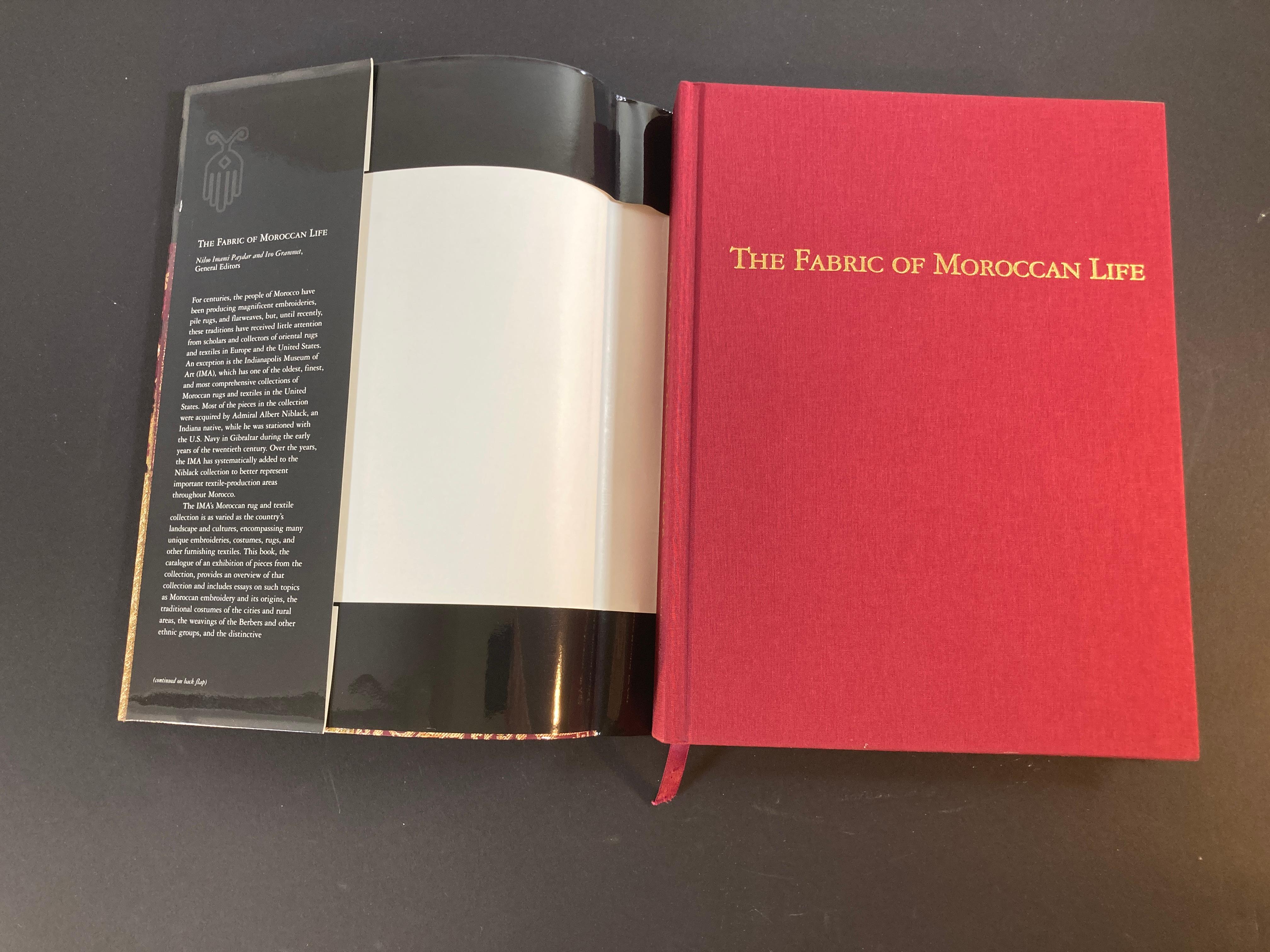 Papier Livre The Fabric of Moroccan Life (Le tissu de la vie marocaine) d'Ivoire Grammet et Niloo Imami Paydar en vente