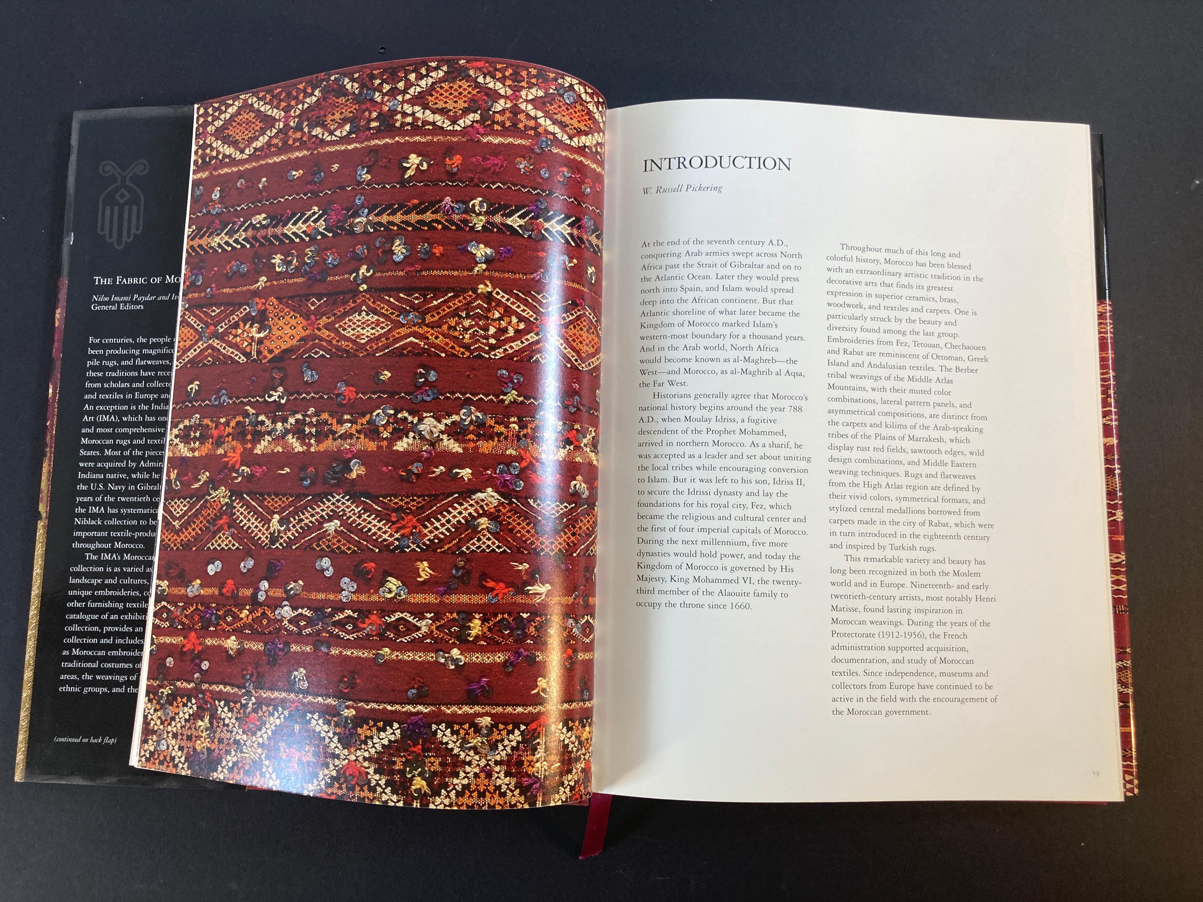 Livre The Fabric of Moroccan Life (Le tissu de la vie marocaine) d'Ivoire Grammet et Niloo Imami Paydar en vente 2