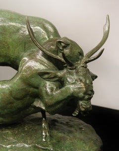 Die berühmte Bronzeskulptur mit dem Titel Panthère Saisissant Un Cerf von Barye