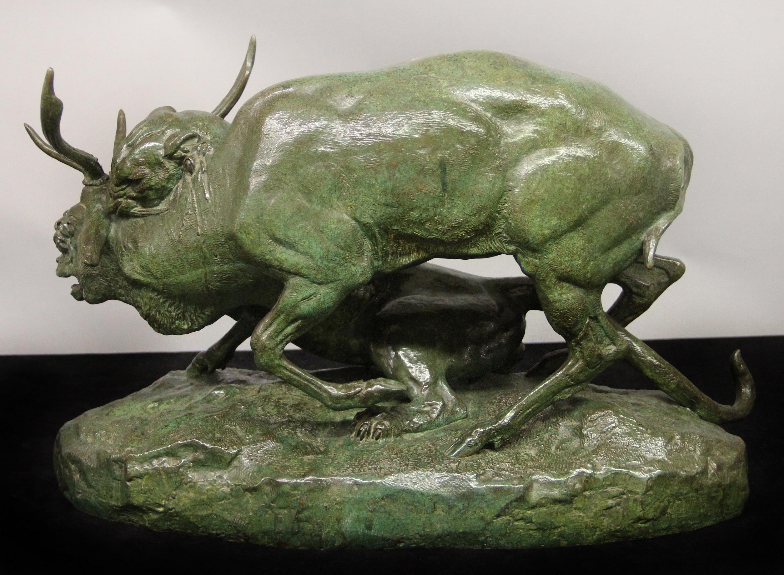 Belle Époque La célèbre sculpture en bronze intitulée Panthère Saisissant Un Cerf de Barye en vente