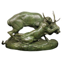 La famosa escultura de bronce titulada "Panthère Saisissant Un Cerf" de Barye