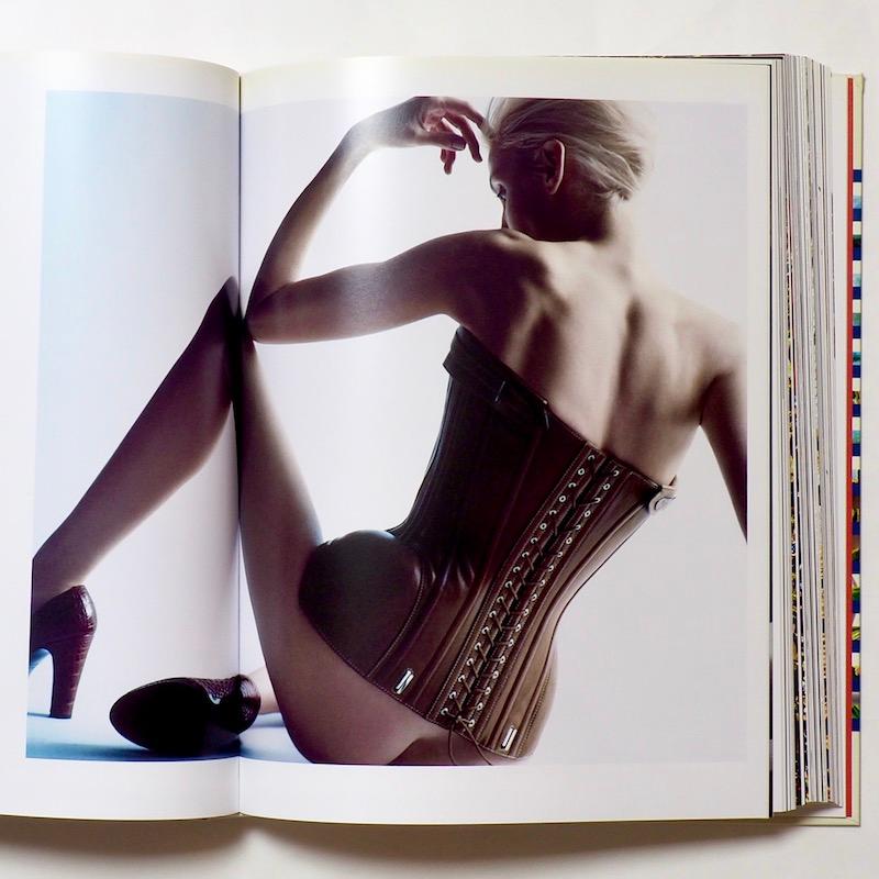 Modewelt von Jean Paul Gaultier, signiert mit einer Zeichnung, Erstausgabe, 2011 4