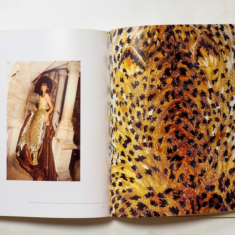 Modewelt von Jean Paul Gaultier, signiert mit einer Zeichnung, Erstausgabe, 2011 5