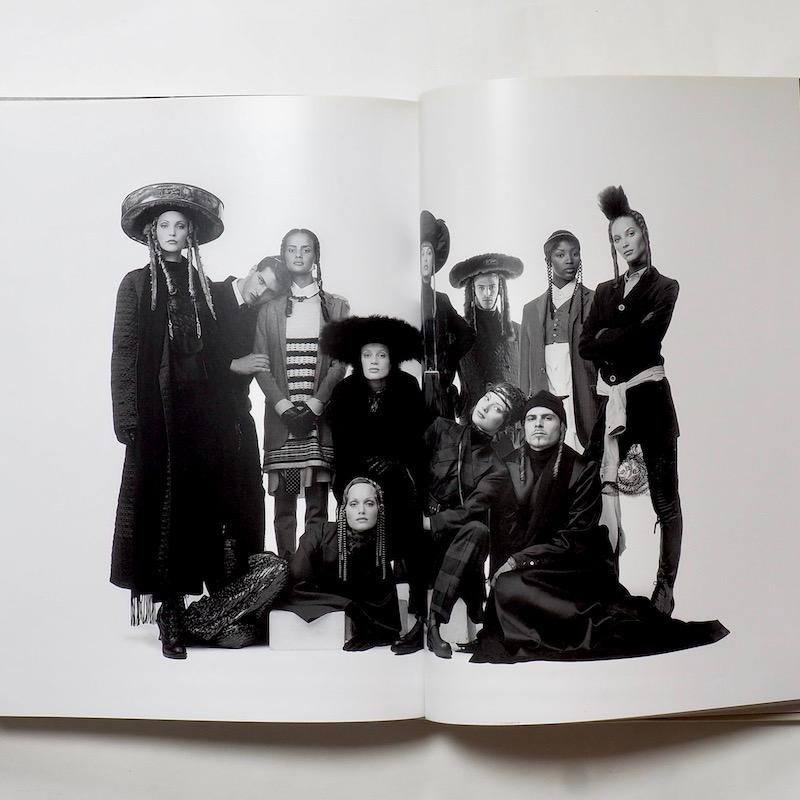 Modewelt von Jean Paul Gaultier, signiert mit einer Zeichnung, Erstausgabe, 2011 6