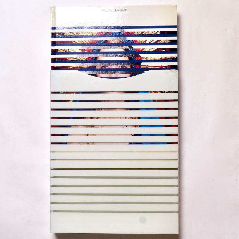 Modewelt von Jean Paul Gaultier, signiert mit einer Zeichnung, Erstausgabe, 2011 (Postmoderne)