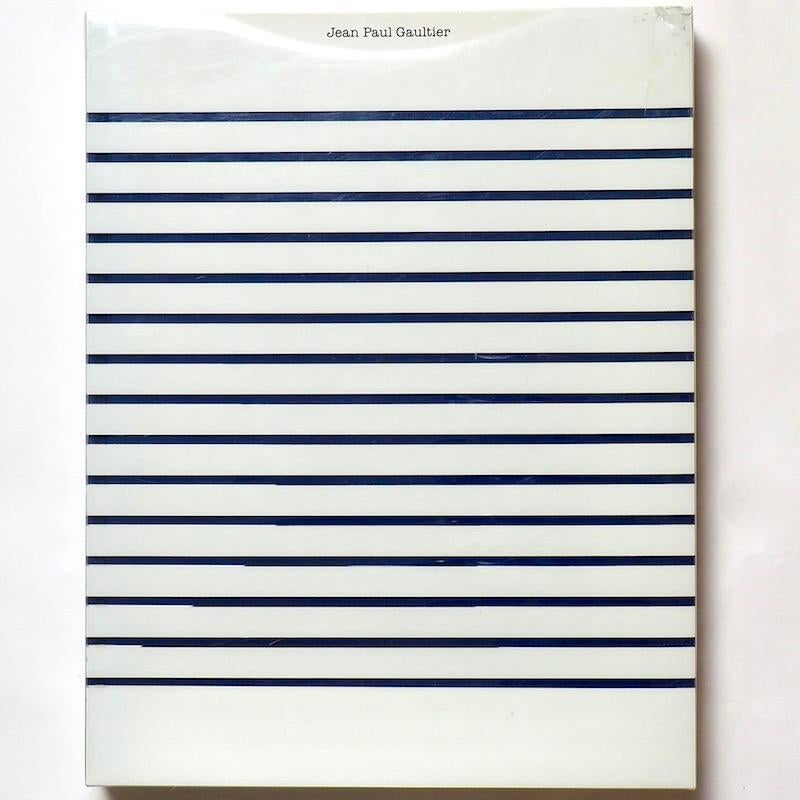 Modewelt von Jean Paul Gaultier, signiert mit einer Zeichnung, Erstausgabe, 2011 im Zustand „Gut“ in London, GB