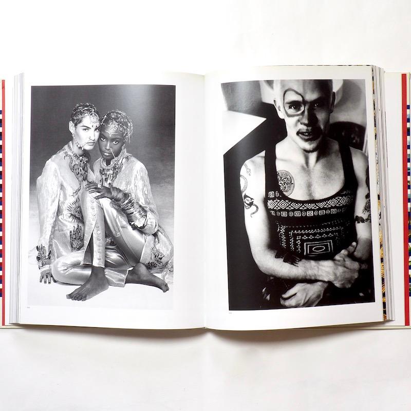 Postmoderne Mode World of Jean Paul Gaultier, signé avec un dessin, première édition, 2011